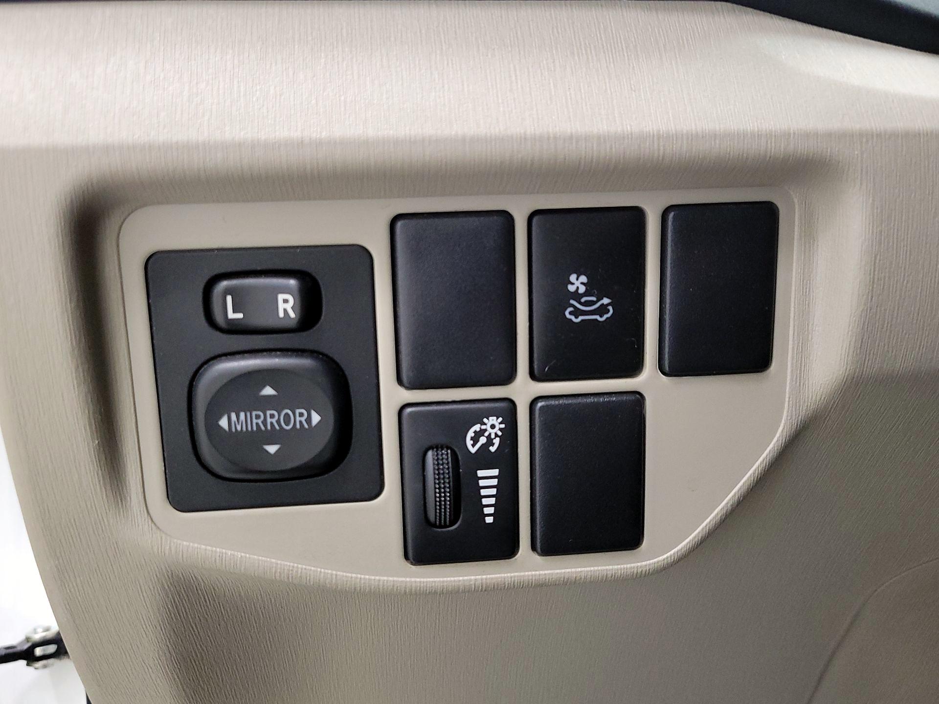 Thumbnail: 2015 Toyota Prius - 13