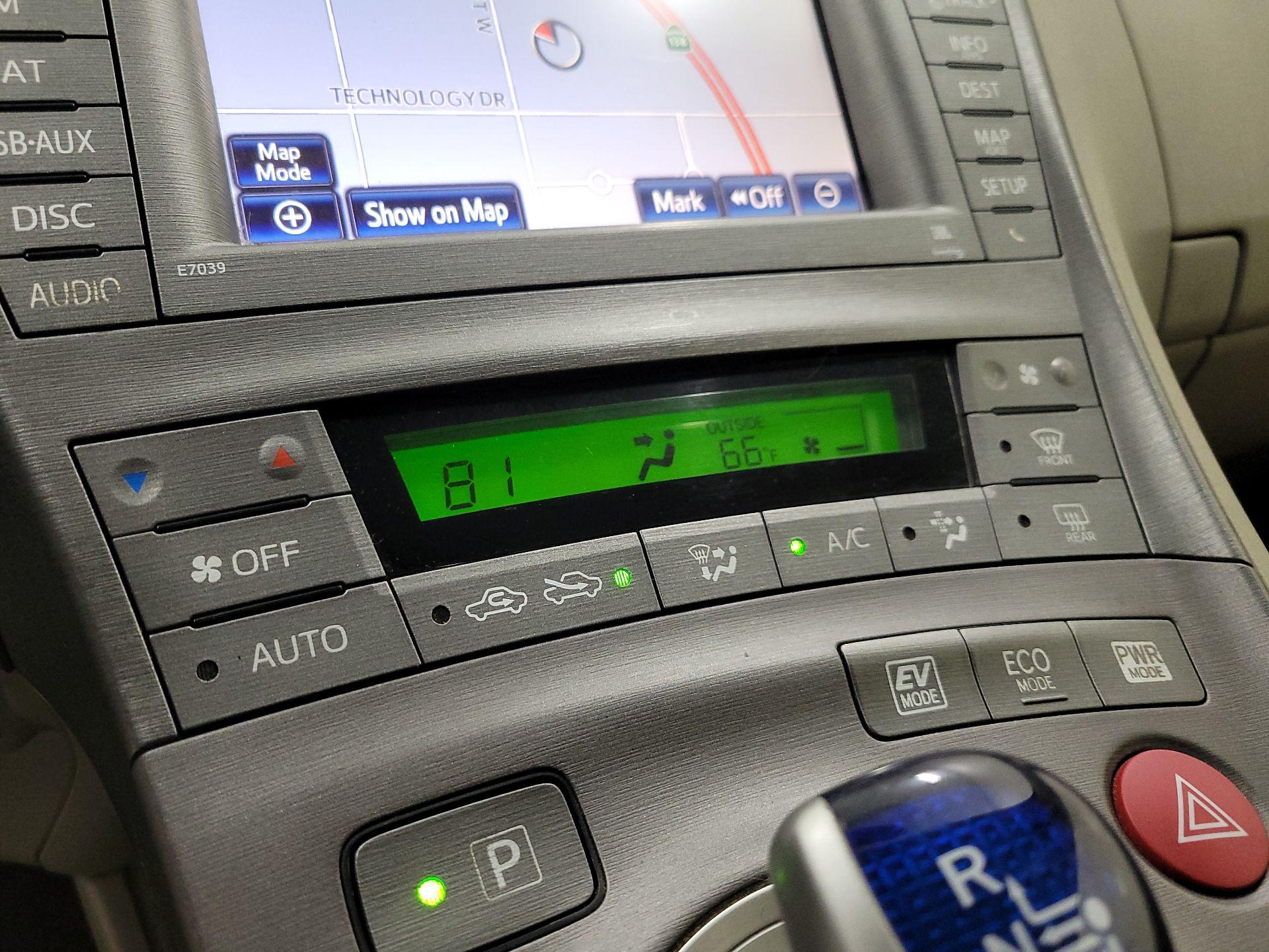 Thumbnail: 2015 Toyota Prius - 17