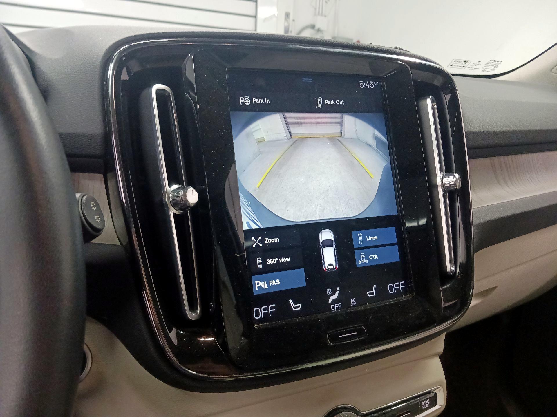 Thumbnail: 2021 Volvo XC40 - 13