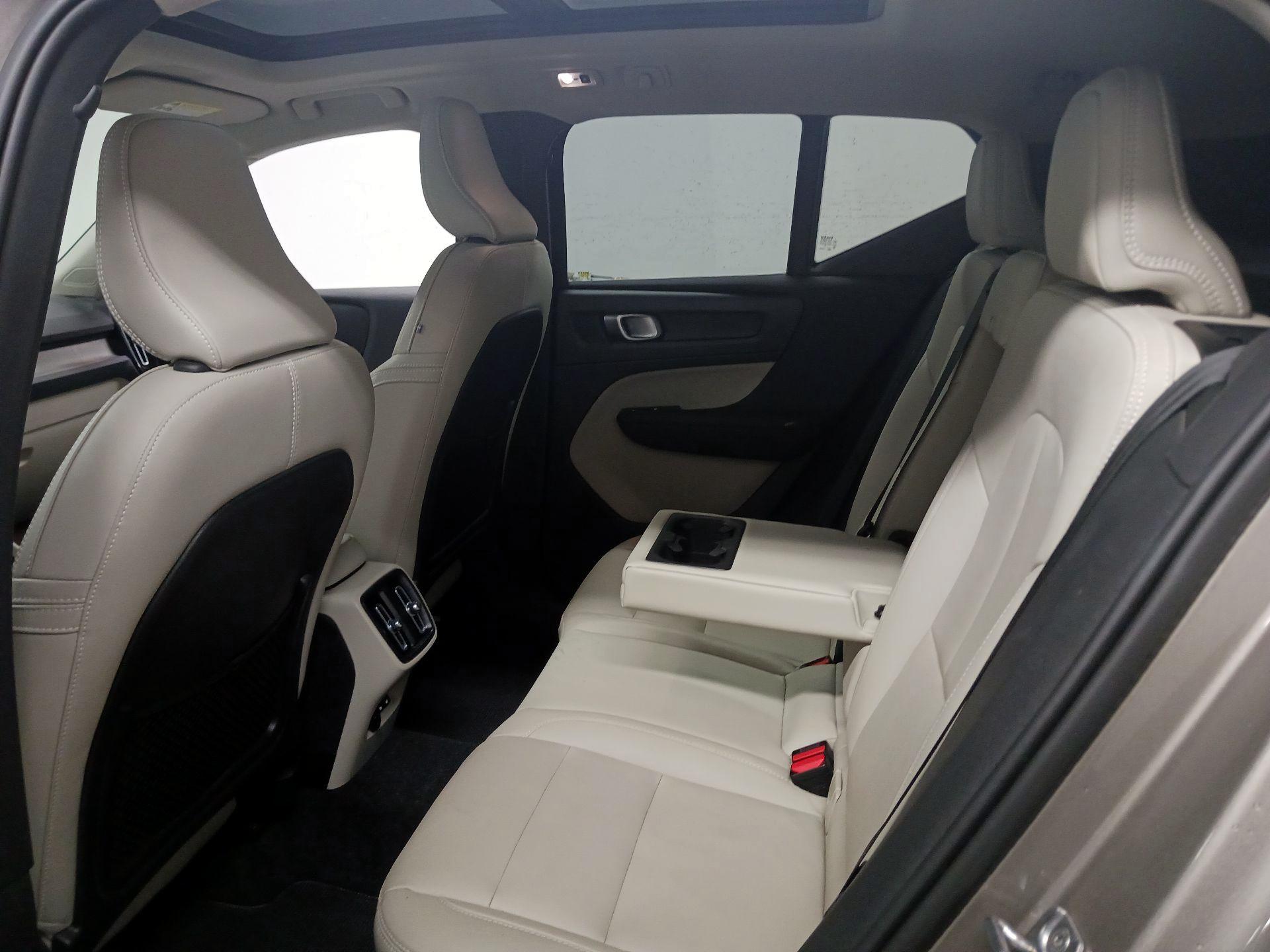 Thumbnail: 2021 Volvo XC40 - 18