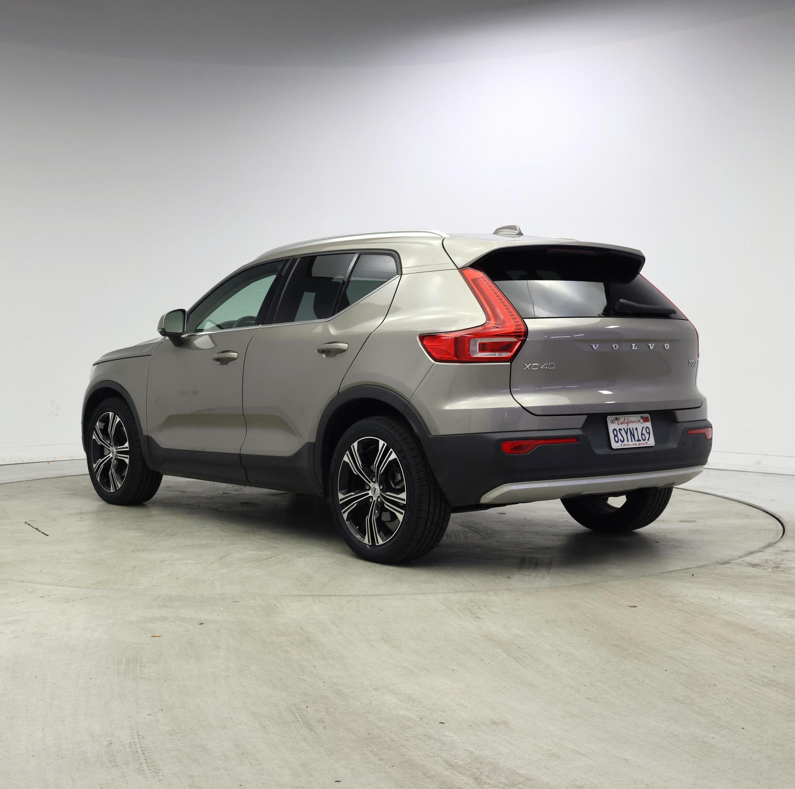 Thumbnail: 2021 Volvo XC40 - 2