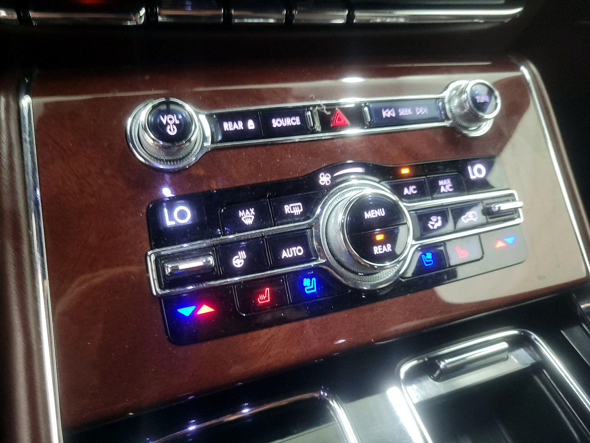 Thumbnail: 2020 Lincoln Aviator - 16