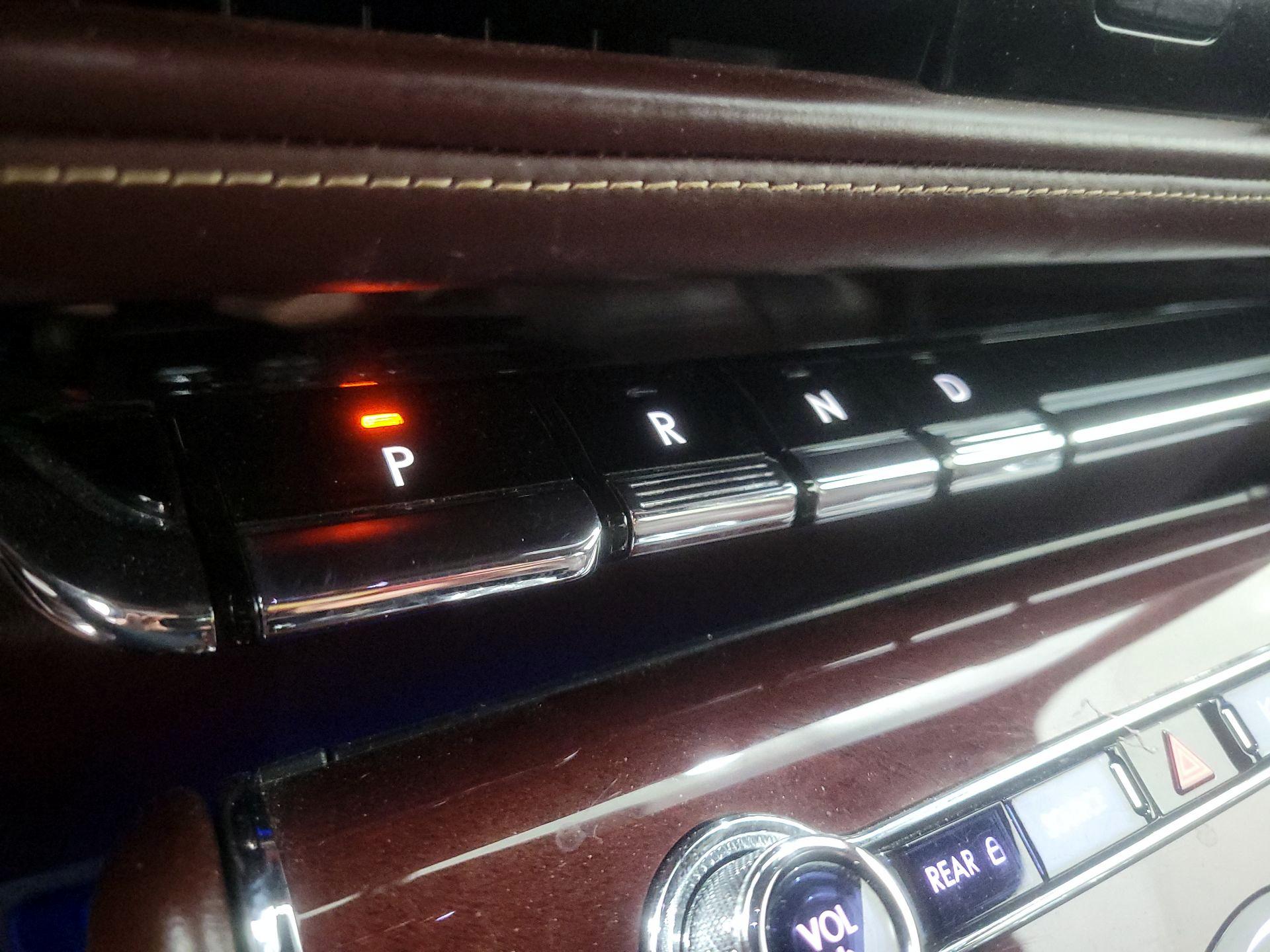 Thumbnail: 2020 Lincoln Aviator - 17