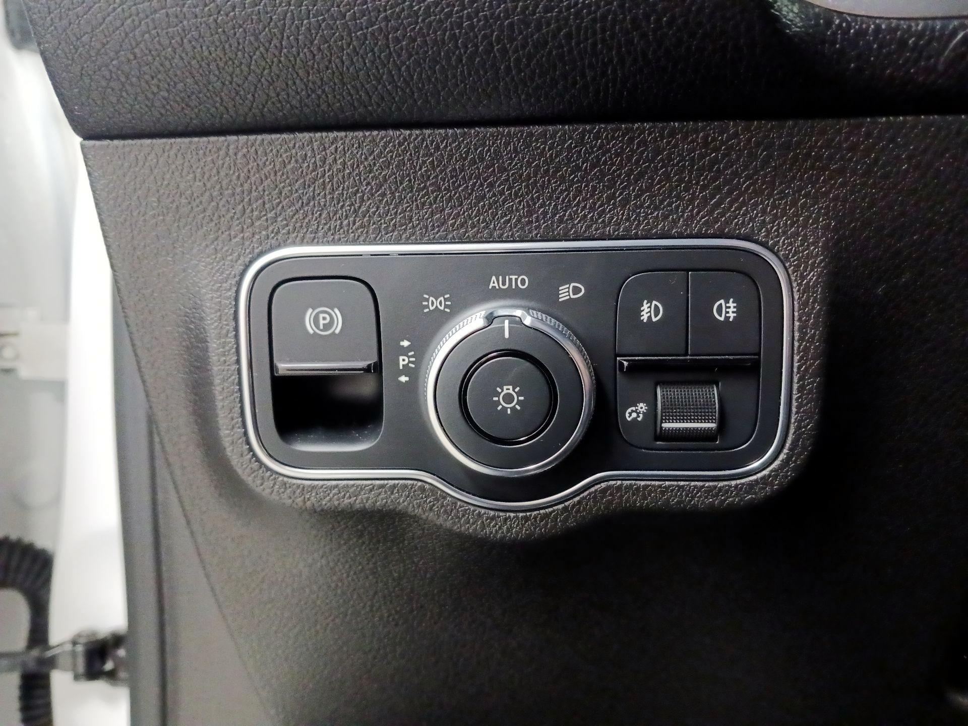 Thumbnail: 2021 Mercedes-Benz GLB - 13