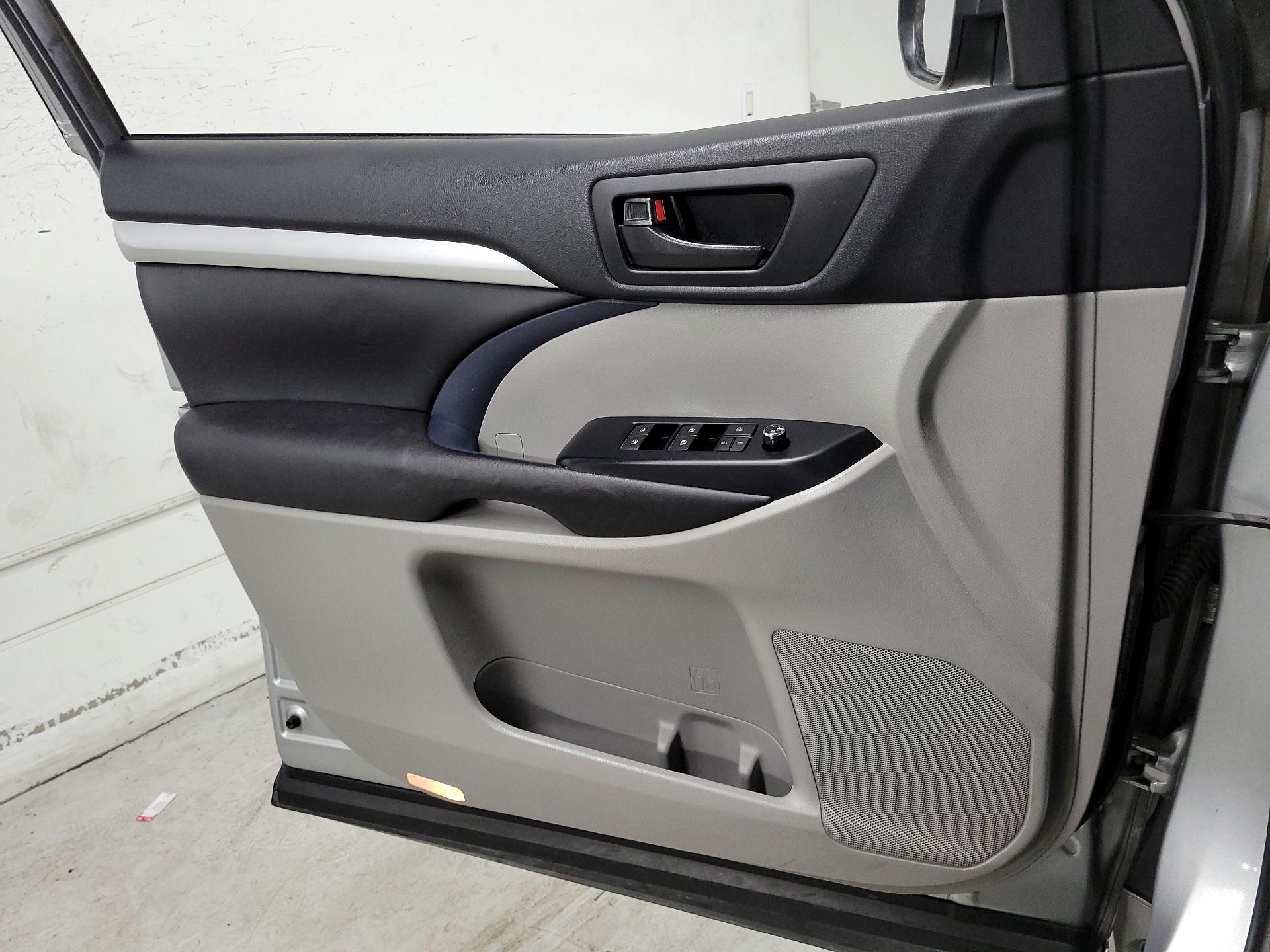 Thumbnail: 2017 Toyota Highlander - 12