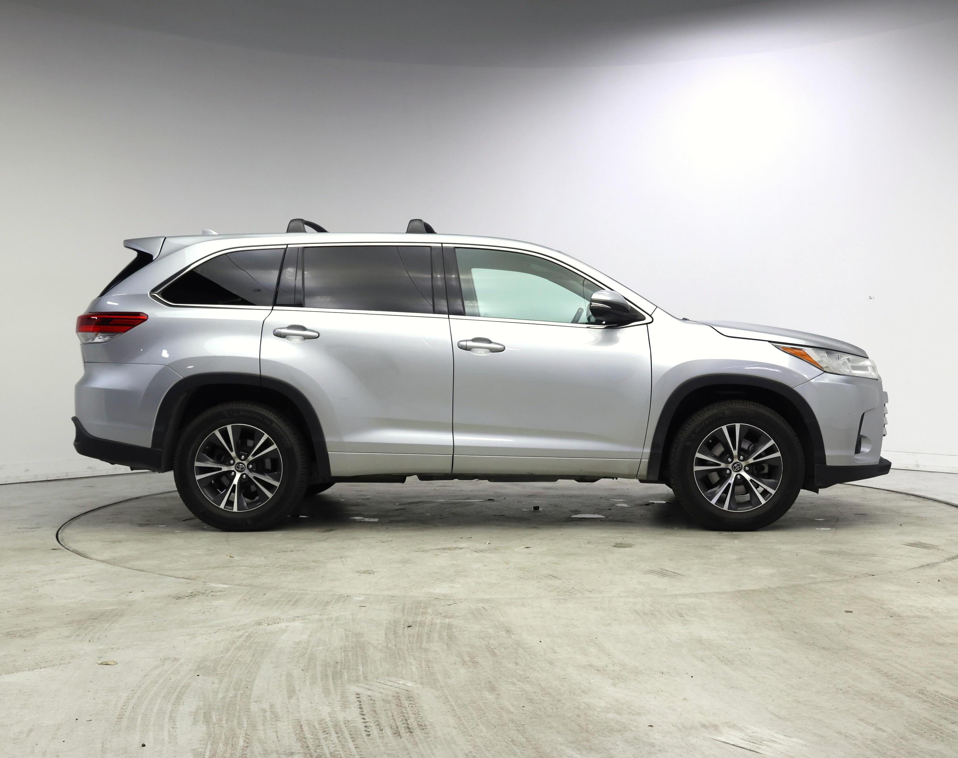 Thumbnail: 2017 Toyota Highlander - 7