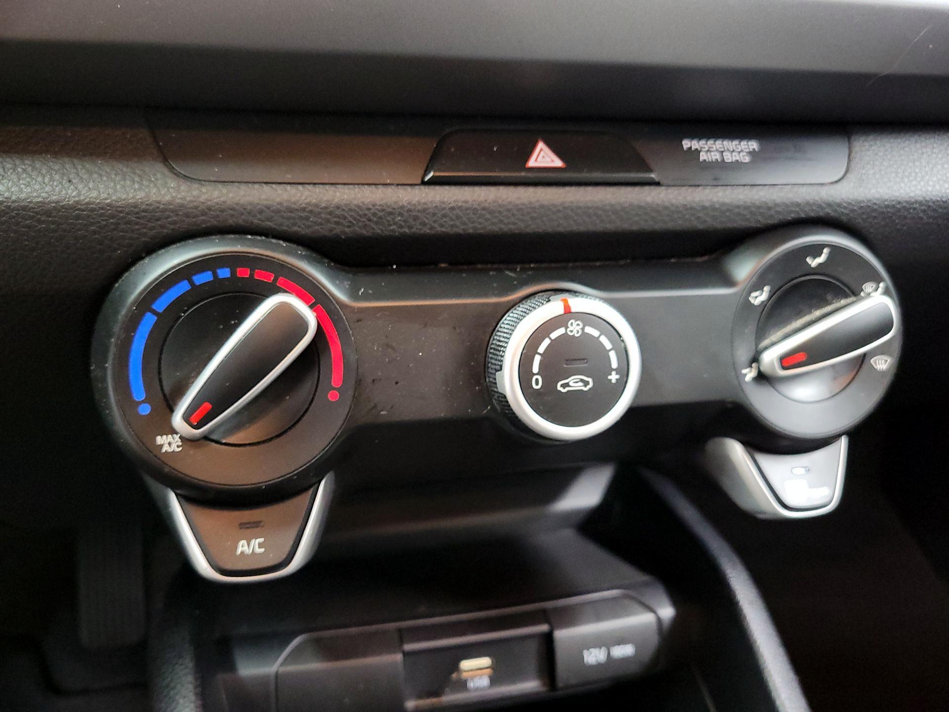 Thumbnail: 2022 Kia Rio - 16