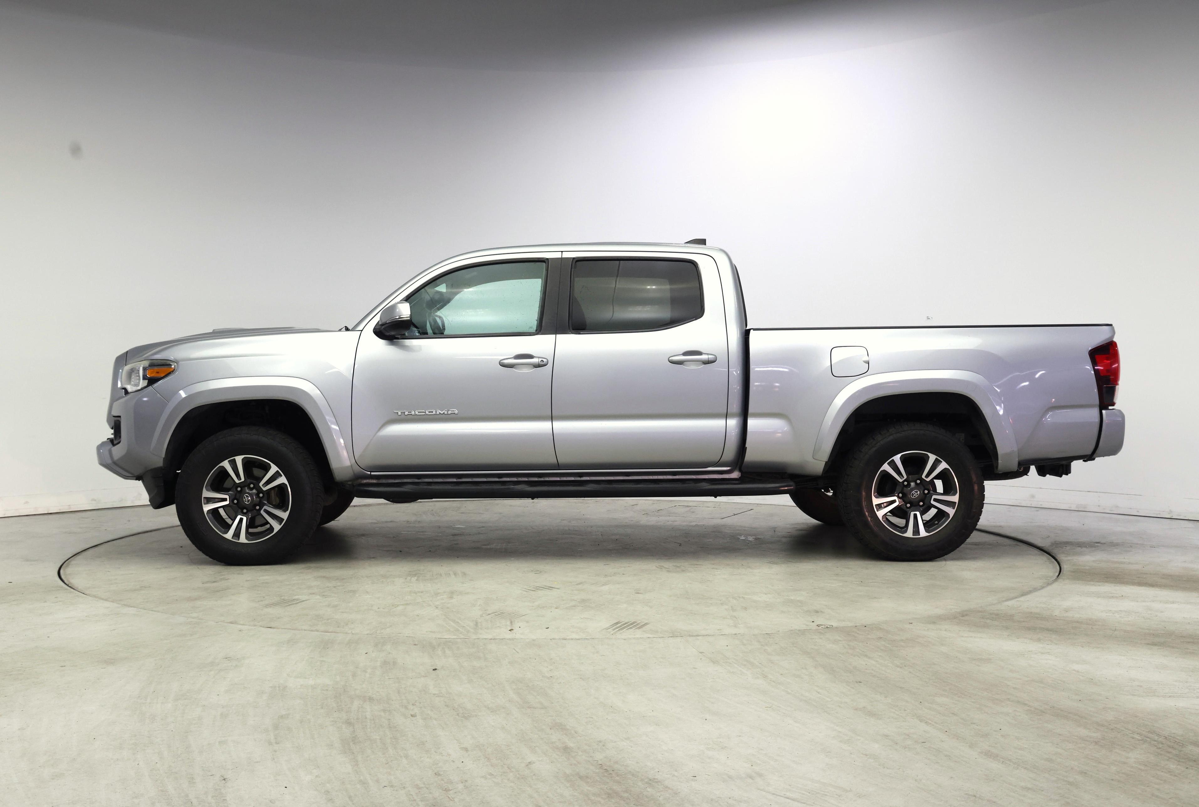 Thumbnail: 2019 Toyota Tacoma - 3