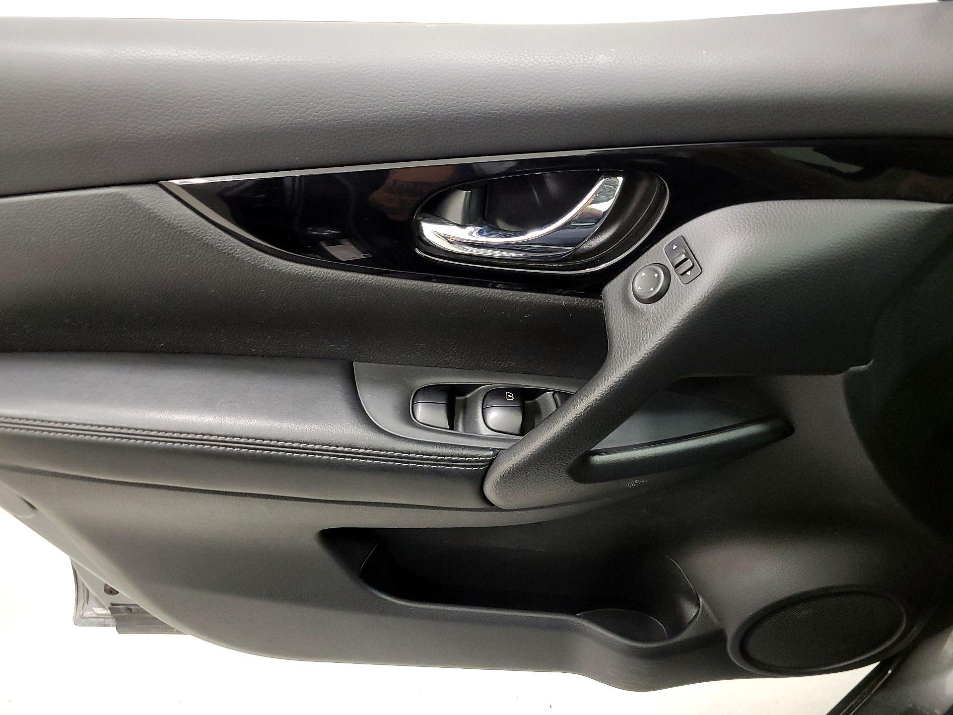 Thumbnail: 2017 Nissan Rogue Sport - 12