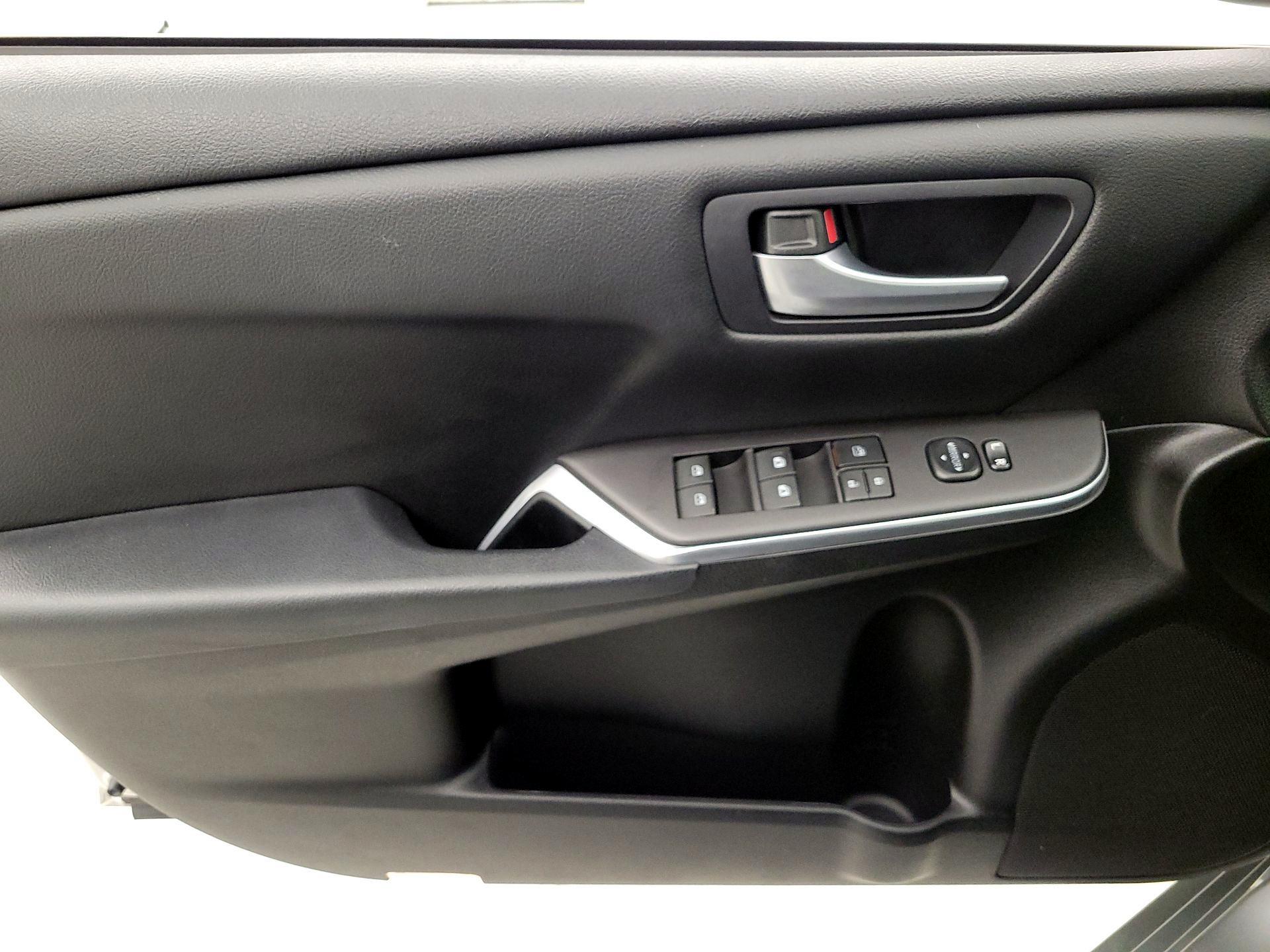 Thumbnail: 2016 Toyota Camry - 12