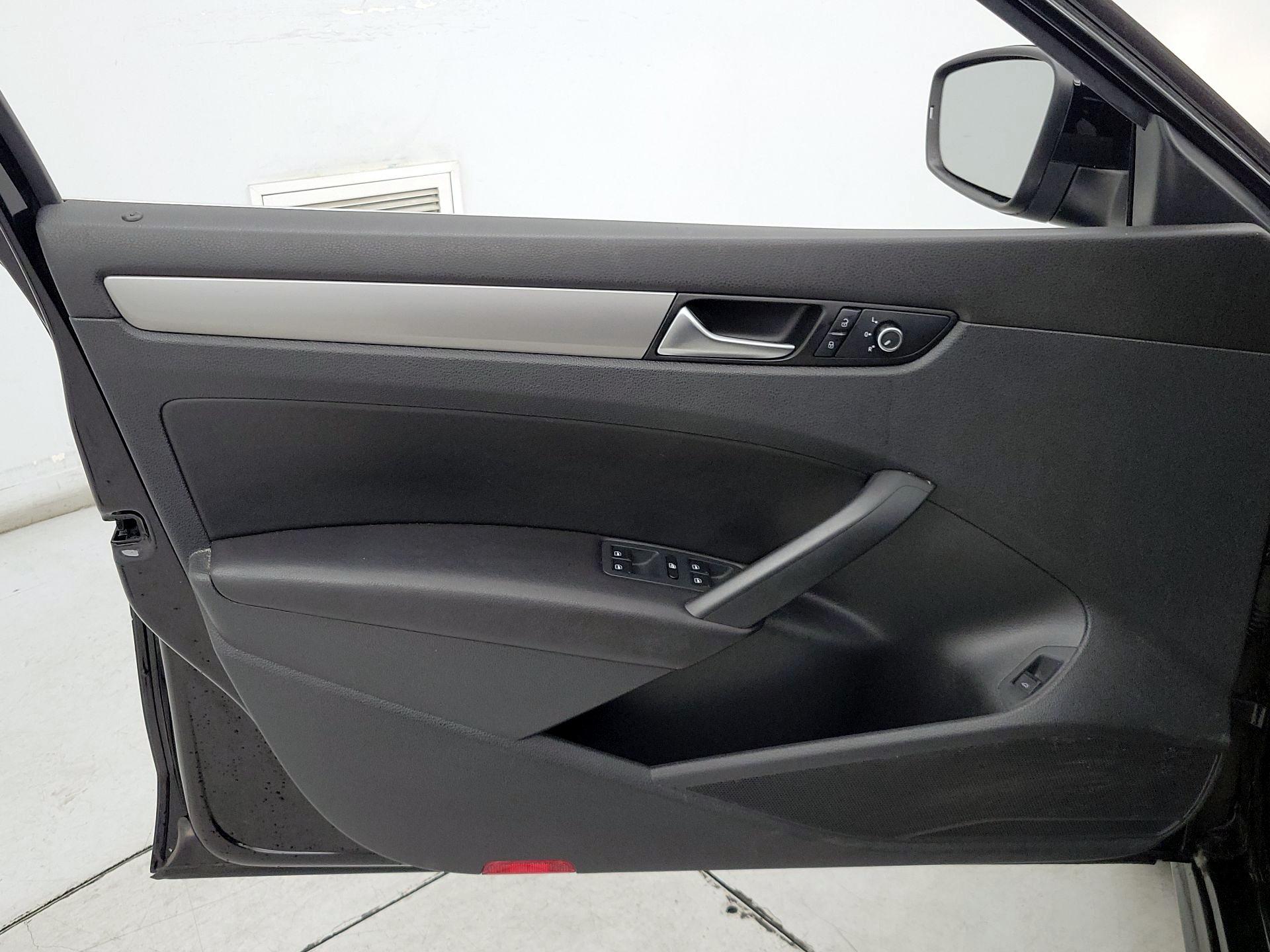 Thumbnail: 2015 Volkswagen Passat - 12