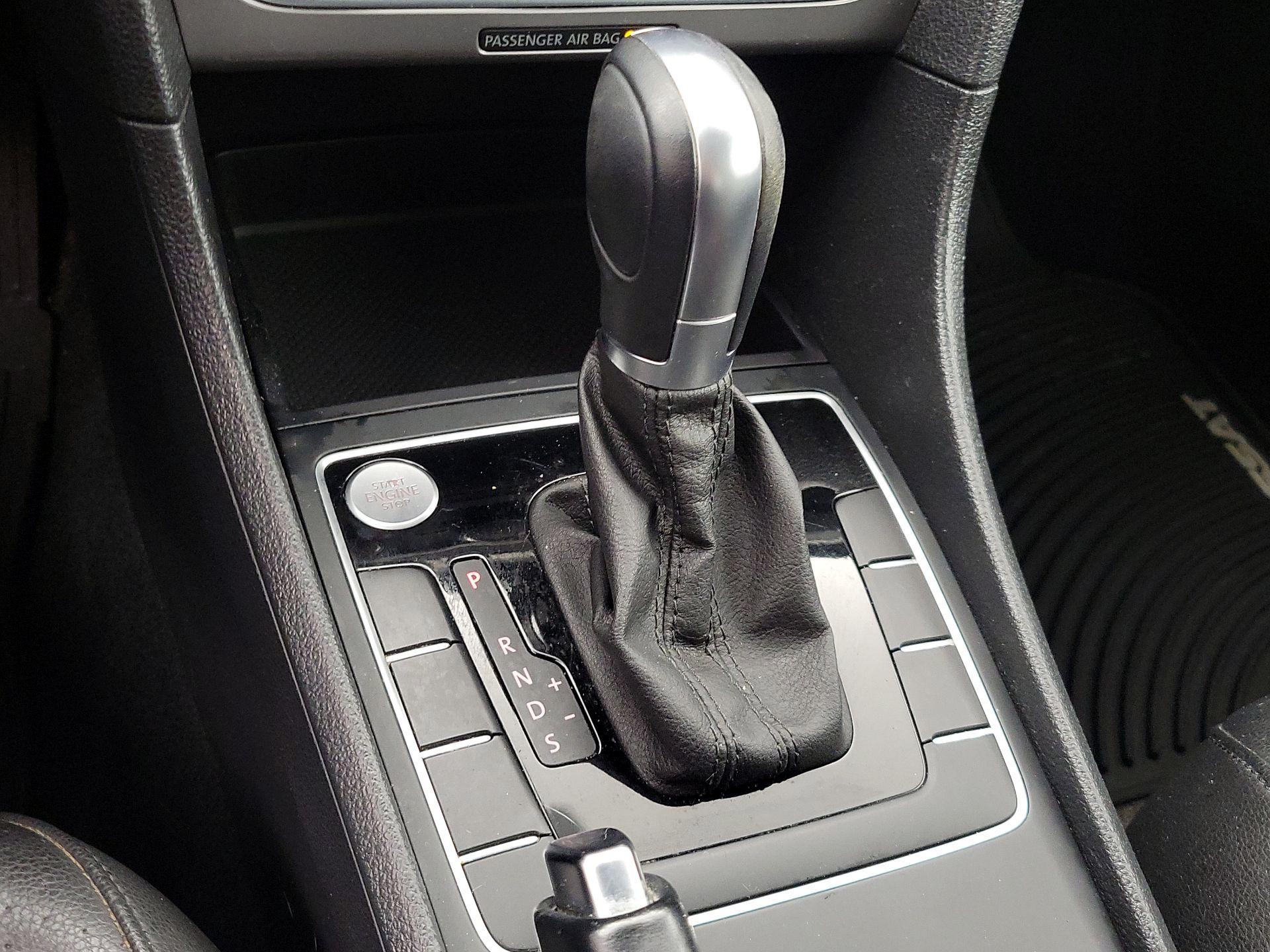 Thumbnail: 2015 Volkswagen Passat - 17