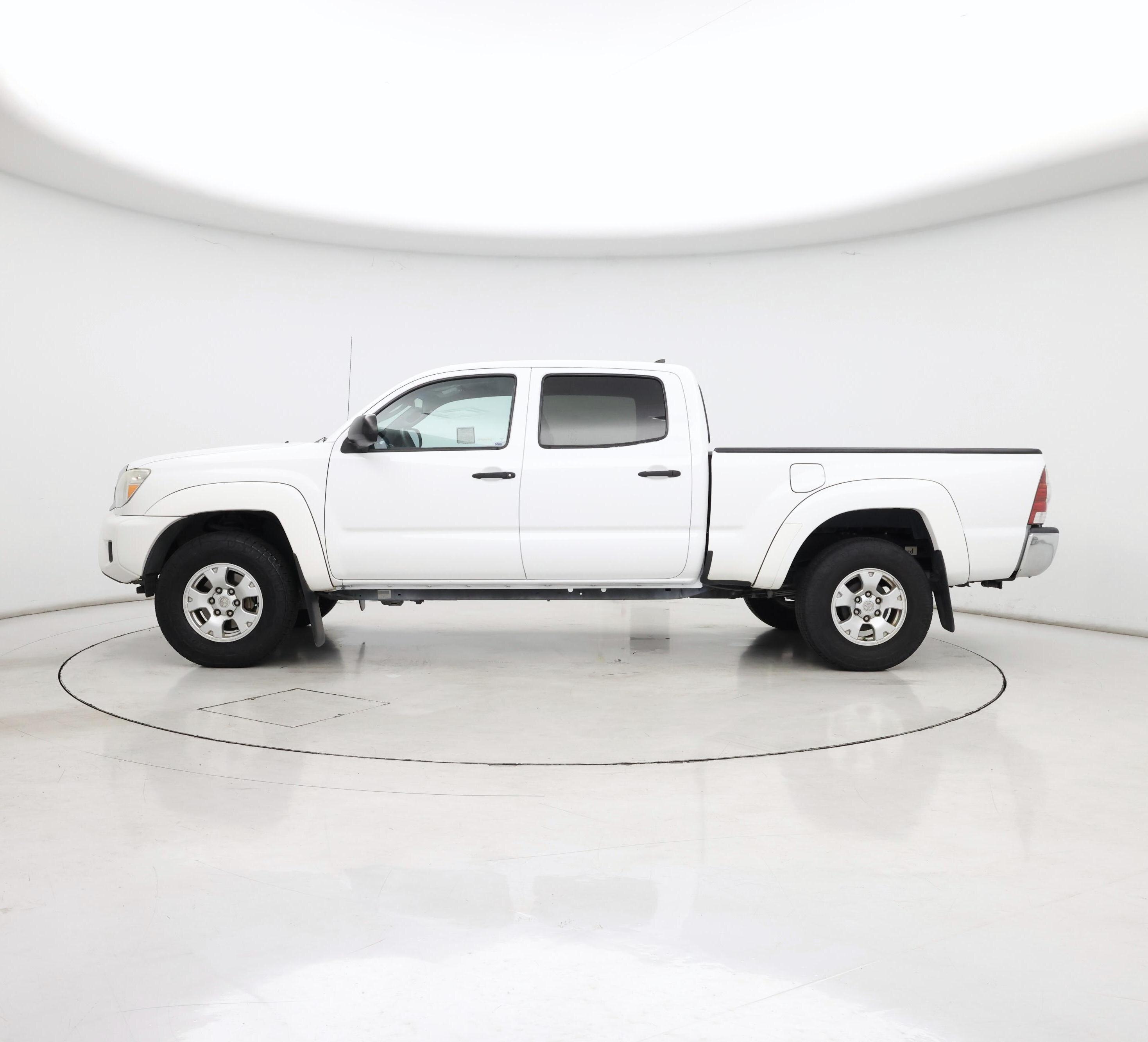 Thumbnail: 2015 Toyota Tacoma - 3