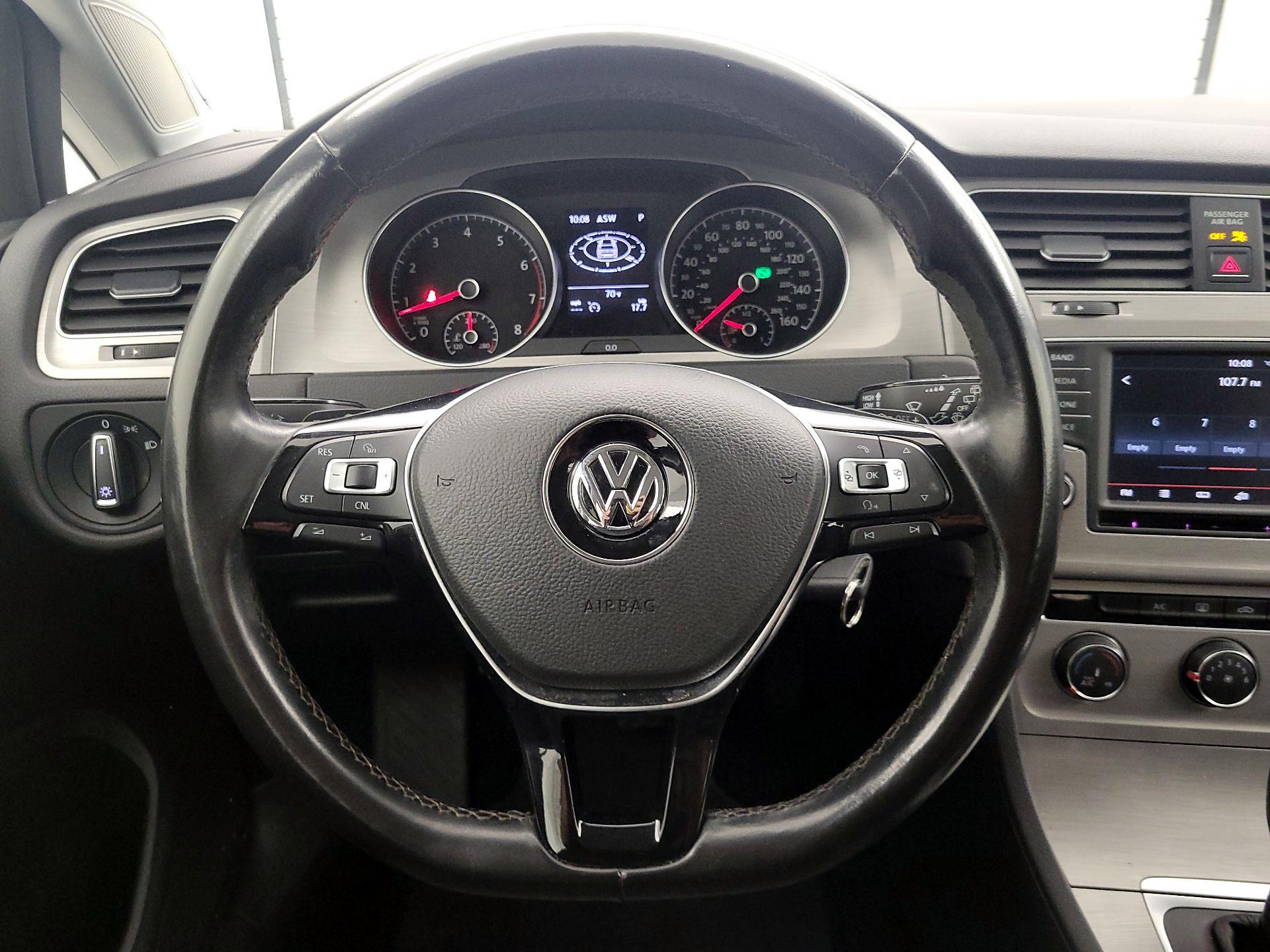 Thumbnail: 2016 Volkswagen Golf - 10