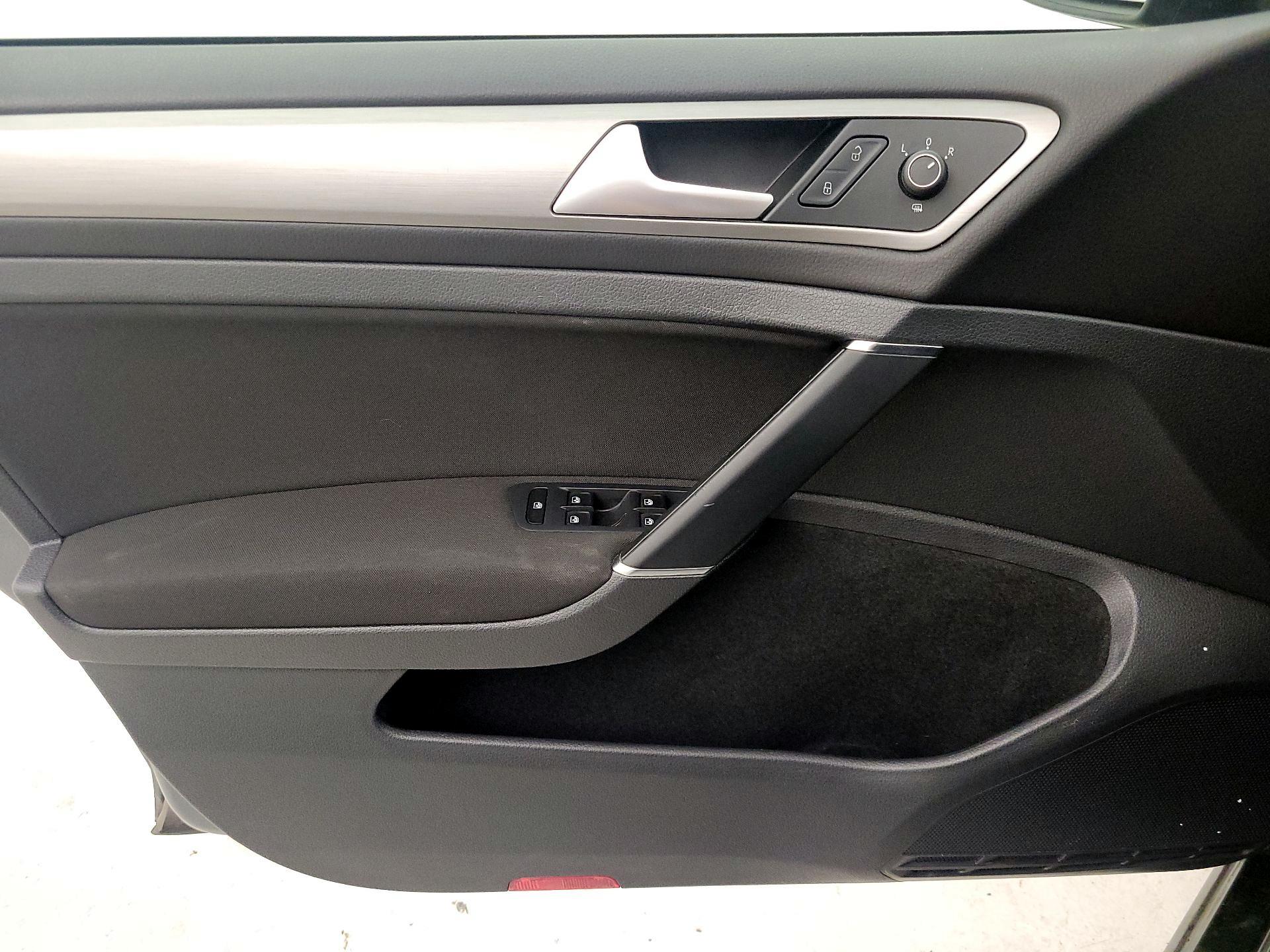 Thumbnail: 2016 Volkswagen Golf - 12