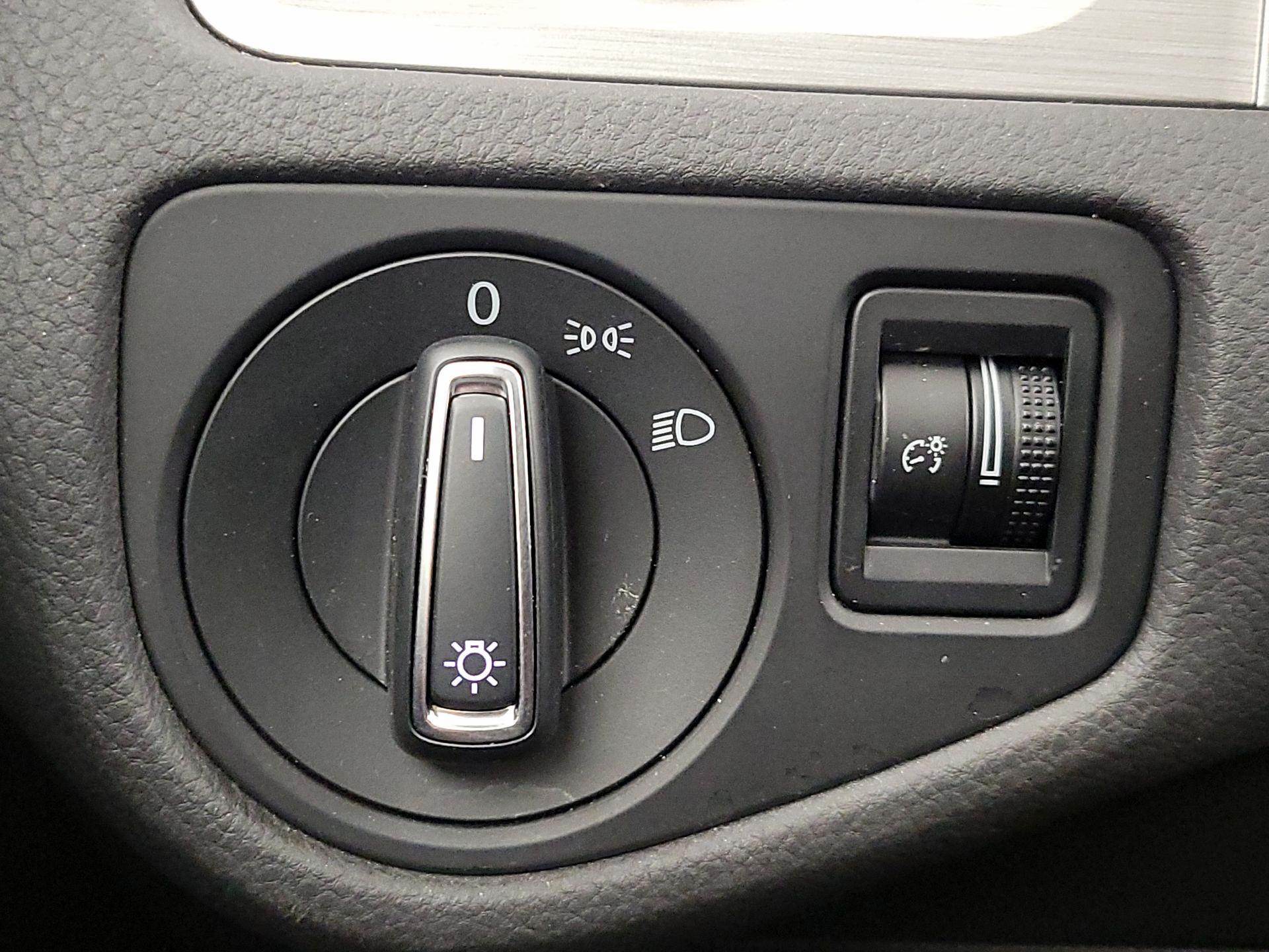 Thumbnail: 2016 Volkswagen Golf - 13