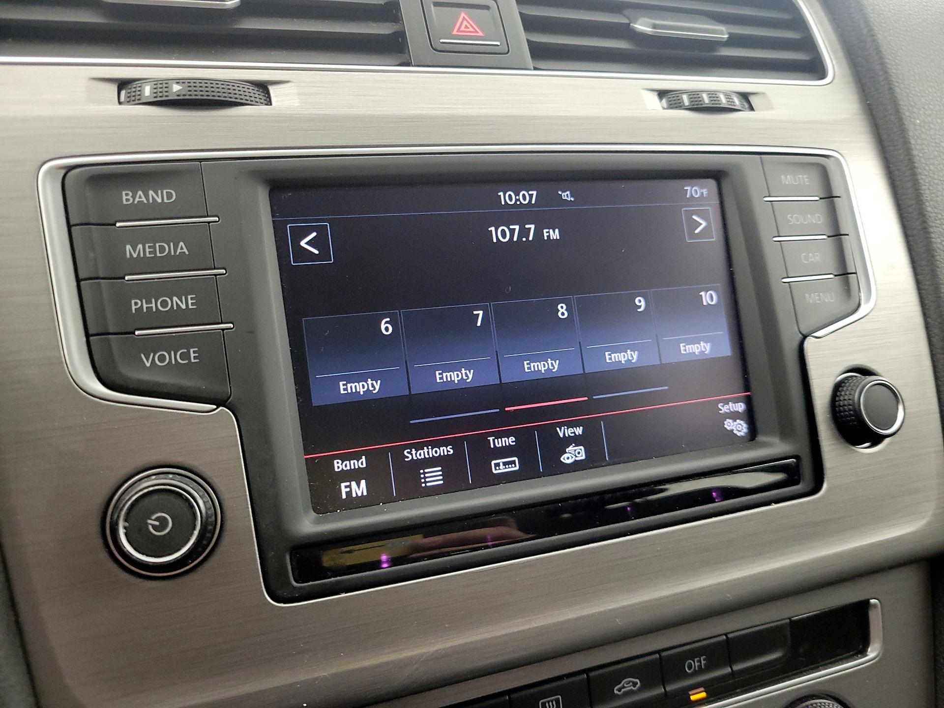 Thumbnail: 2016 Volkswagen Golf - 15