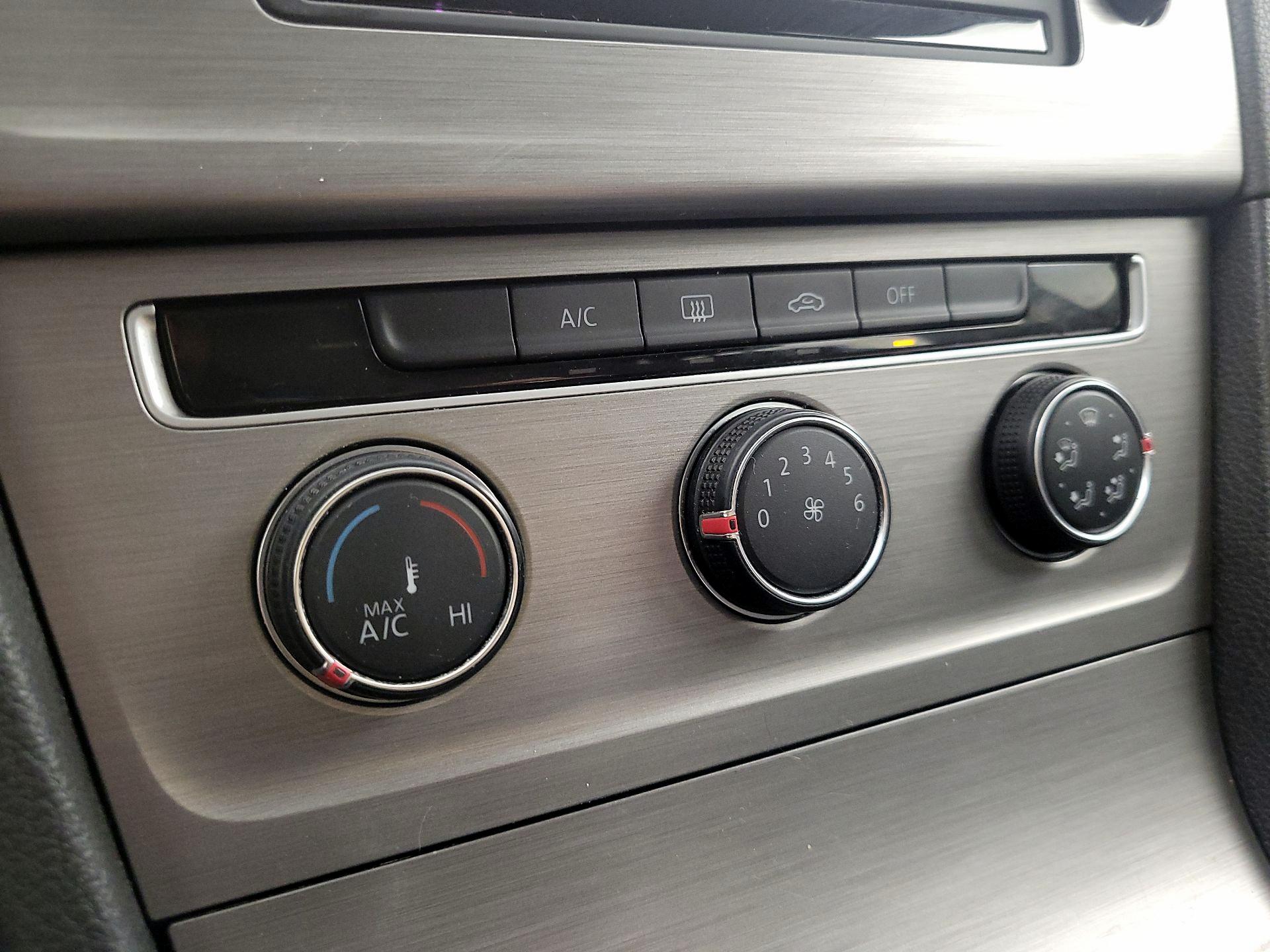 Thumbnail: 2016 Volkswagen Golf - 16