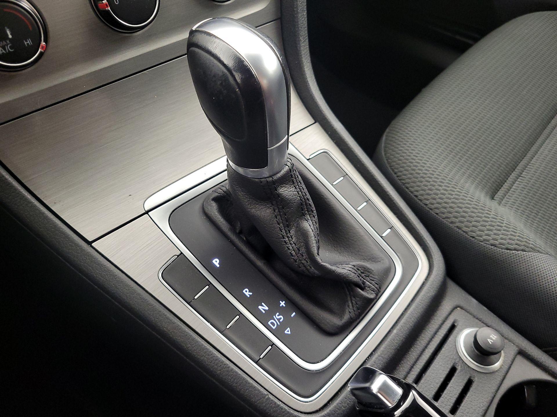 Thumbnail: 2016 Volkswagen Golf - 17