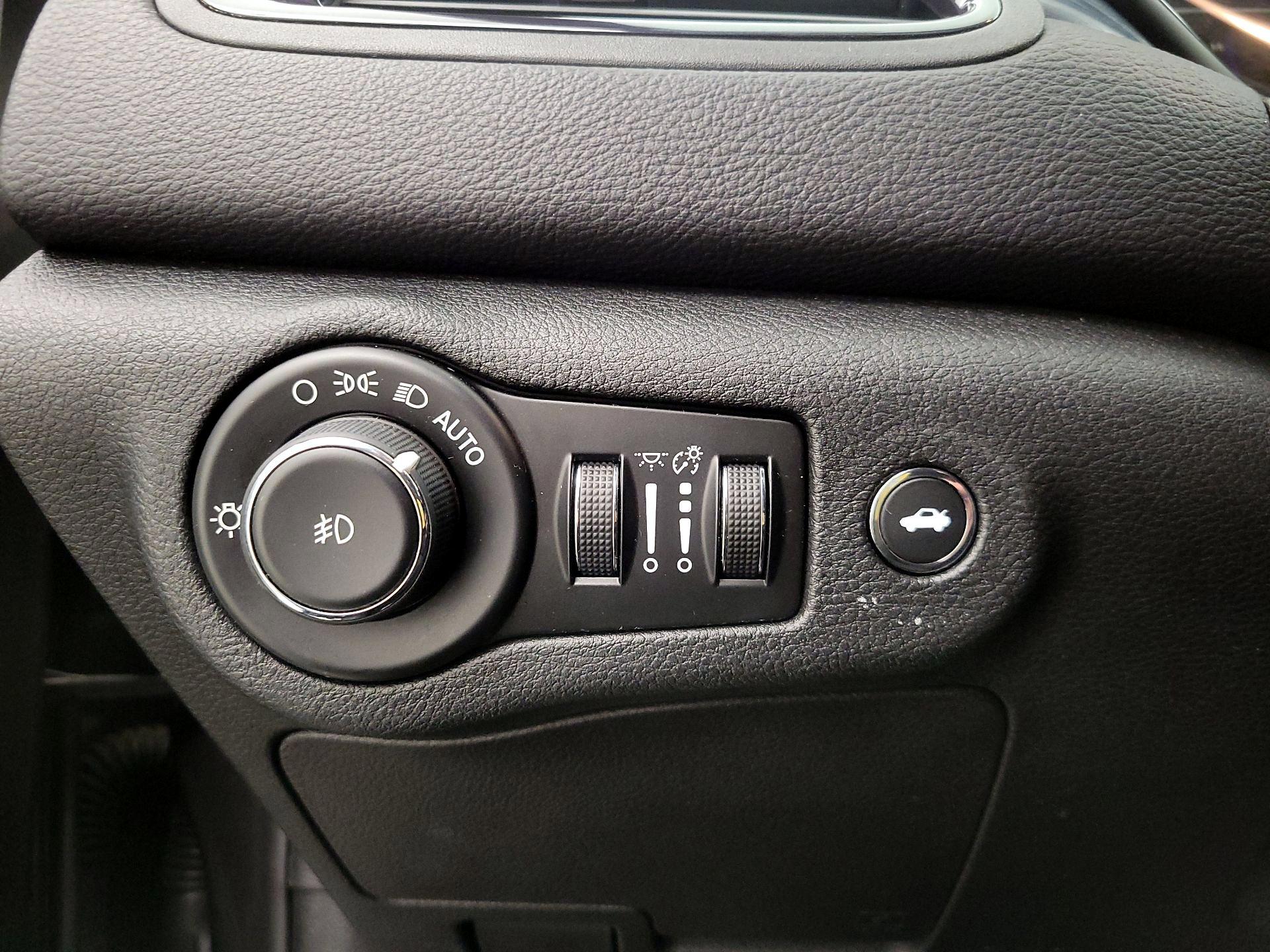 Thumbnail: 2015 Chrysler 200 - 13