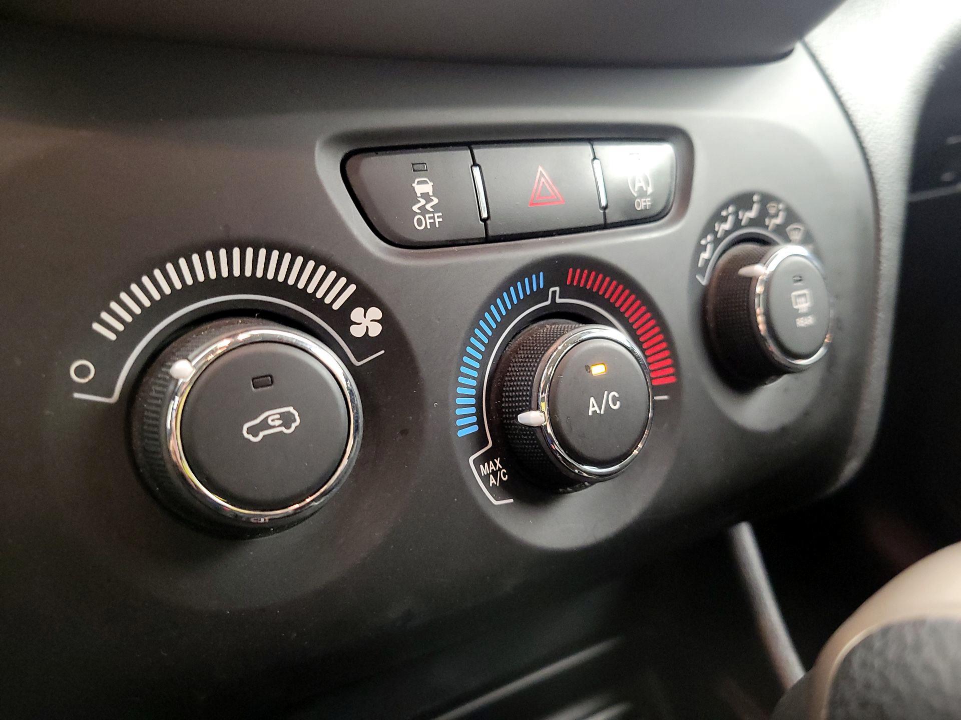 Thumbnail: 2017 Jeep Cherokee - 15