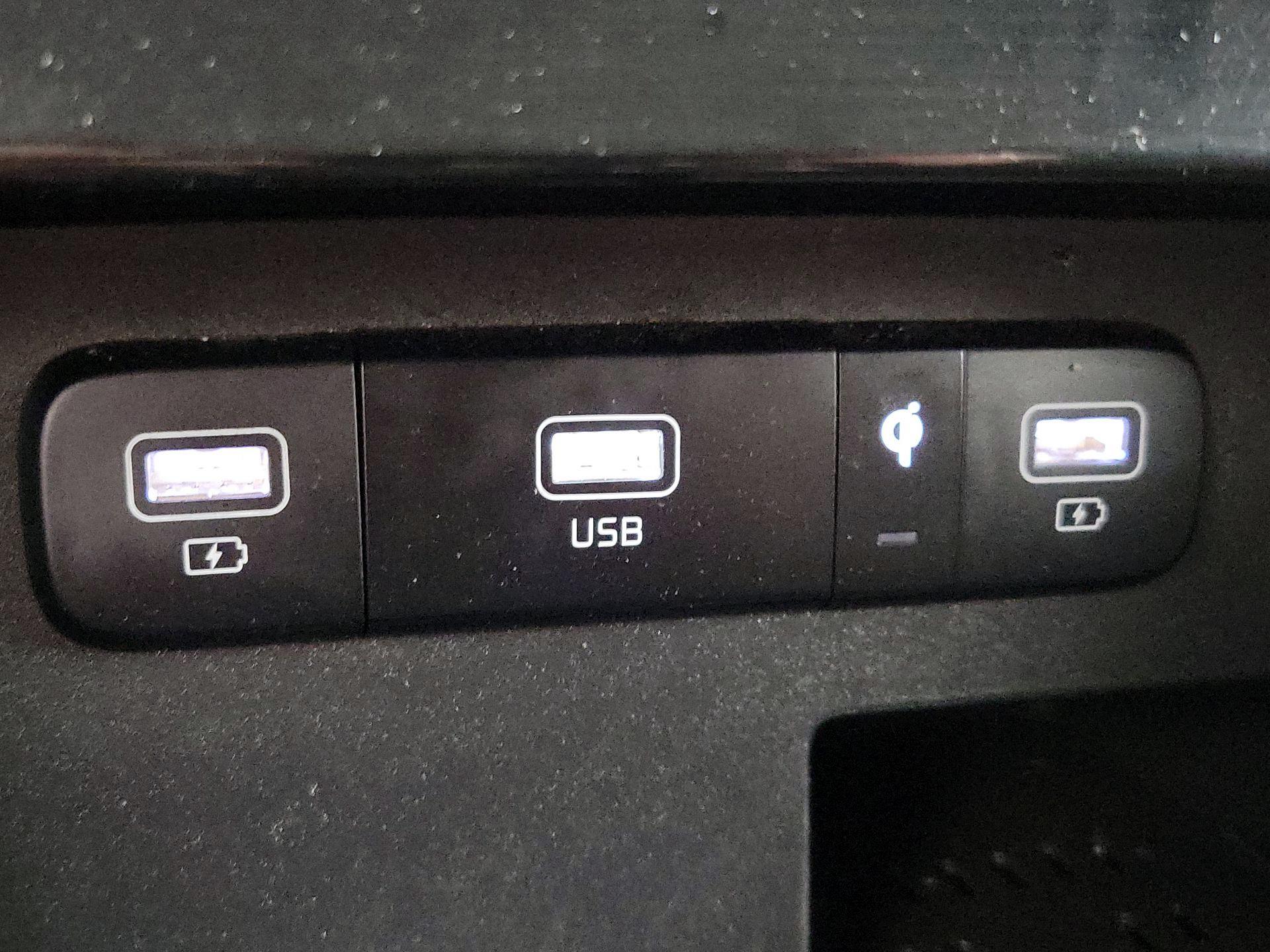 Thumbnail: 2022 Kia Carnival - 19