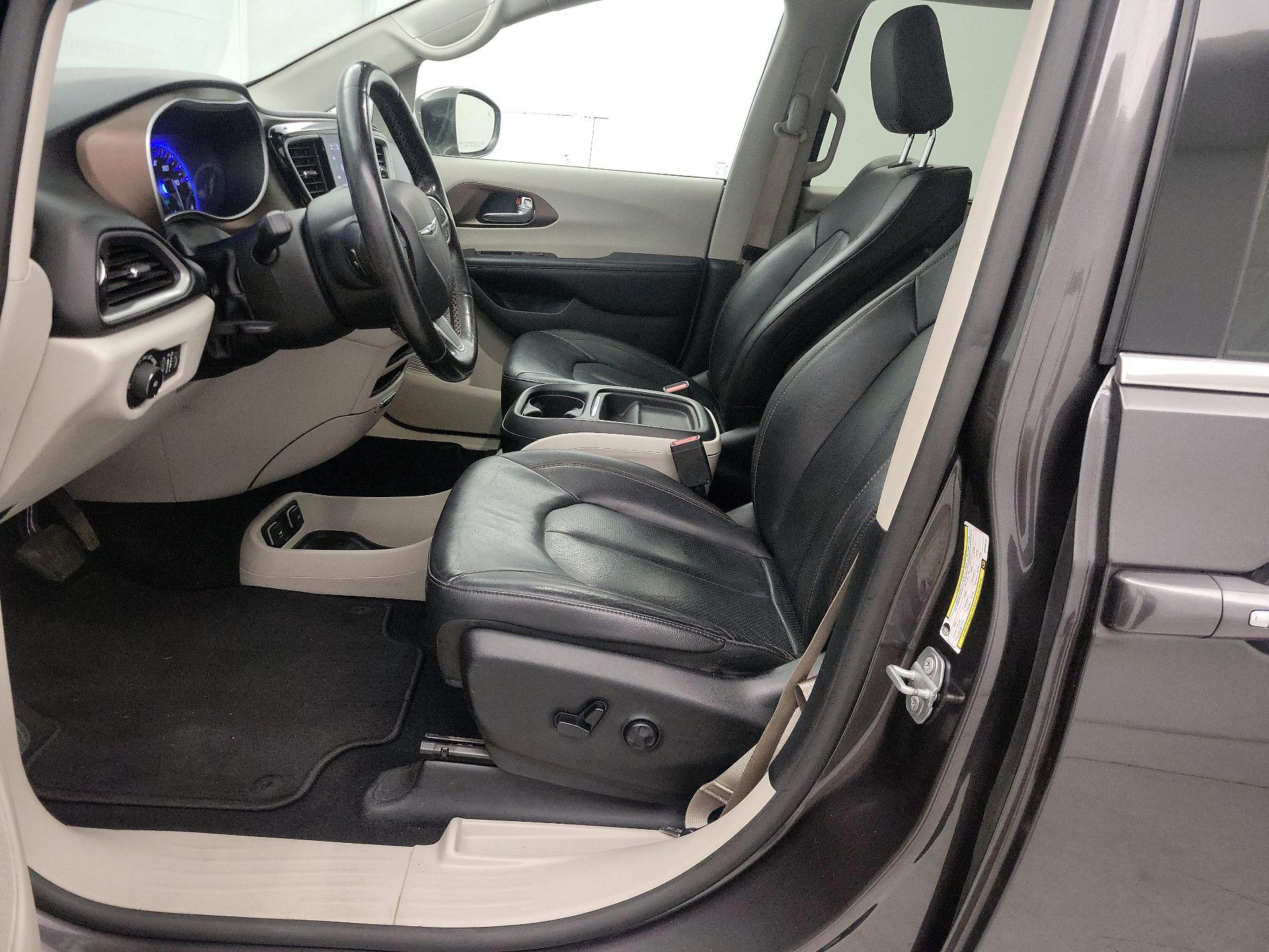 Thumbnail: 2019 Chrysler Pacifica - 11