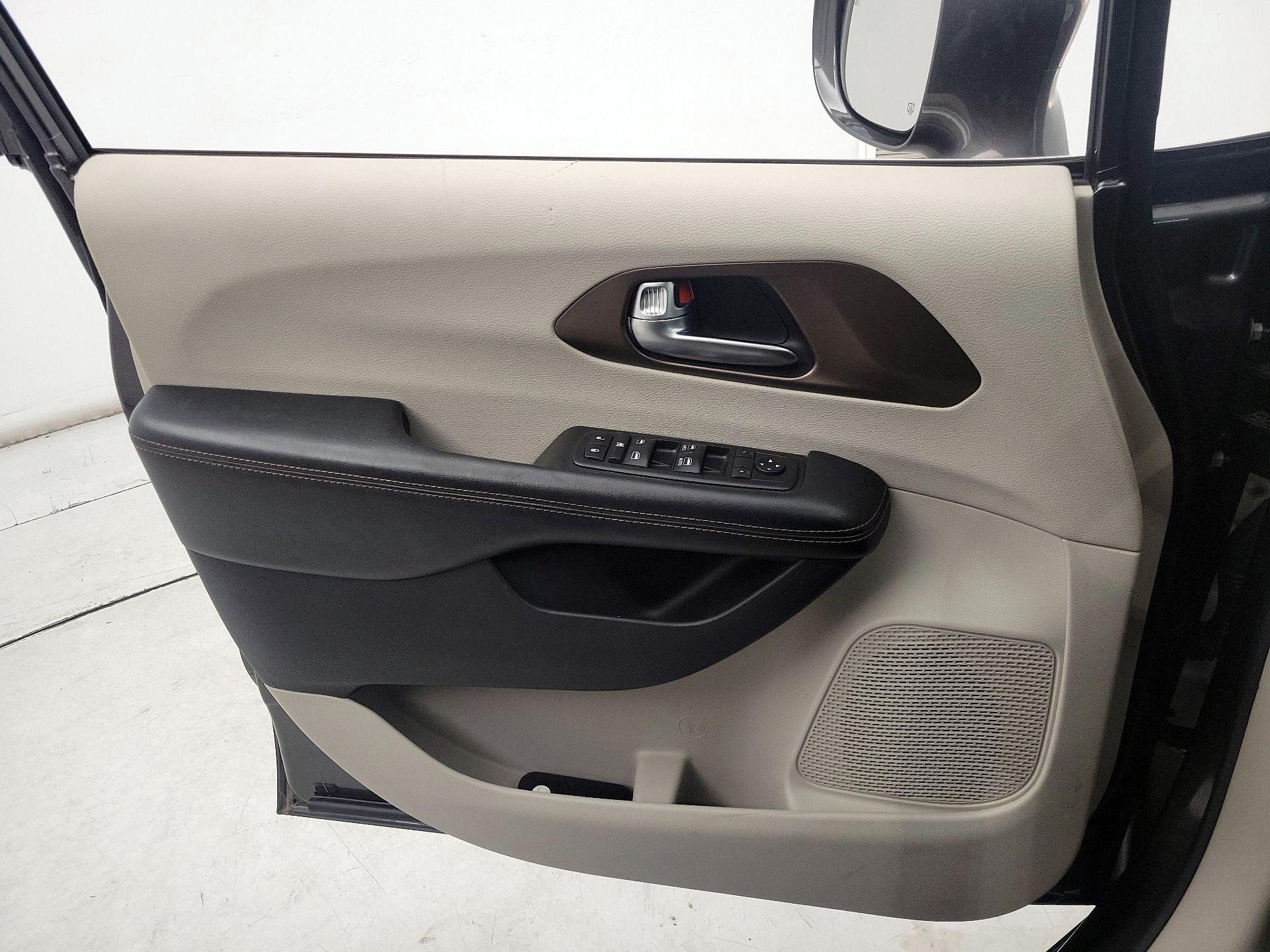 Thumbnail: 2019 Chrysler Pacifica - 12