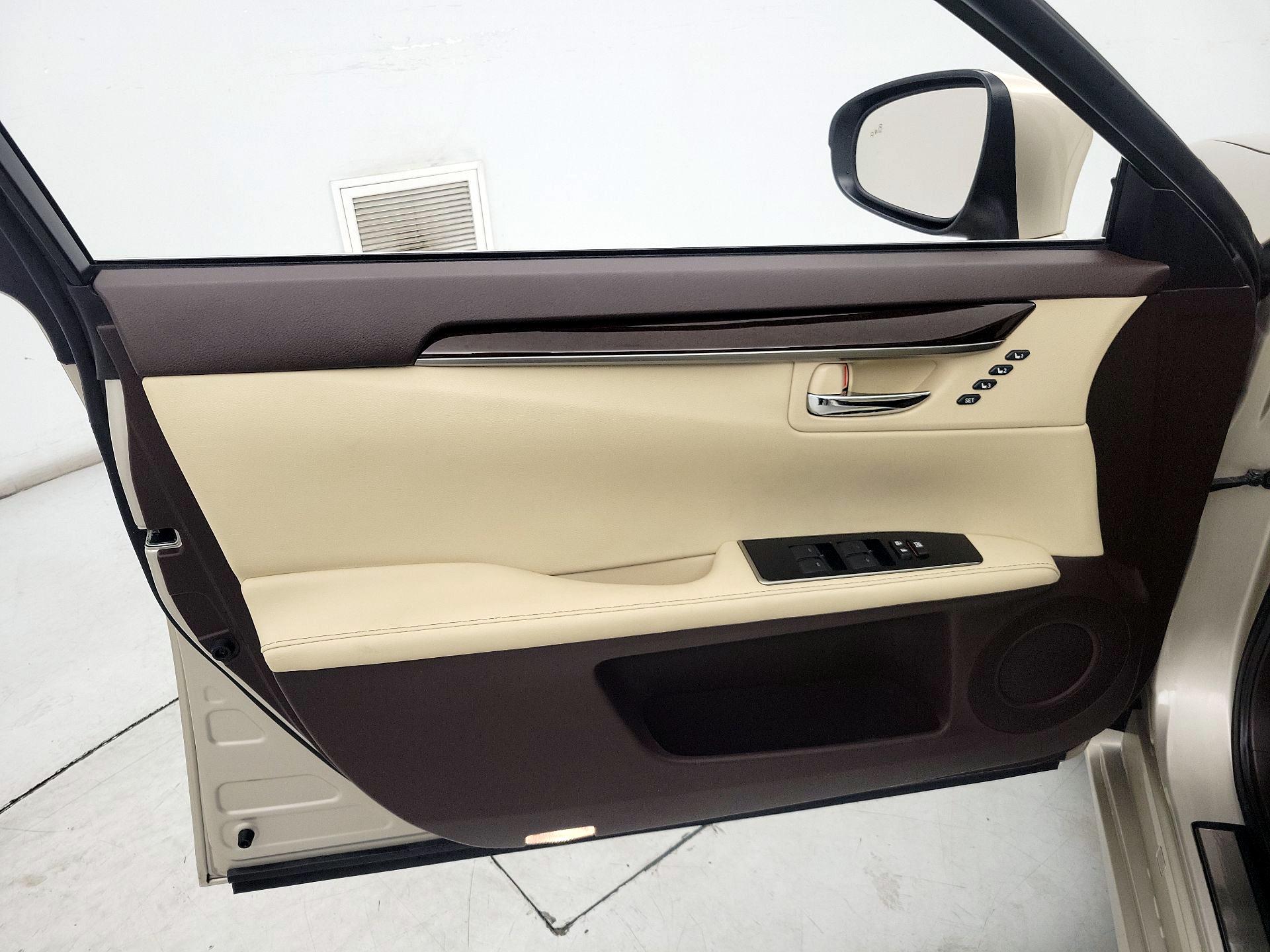 Thumbnail: 2018 Lexus ES - 12