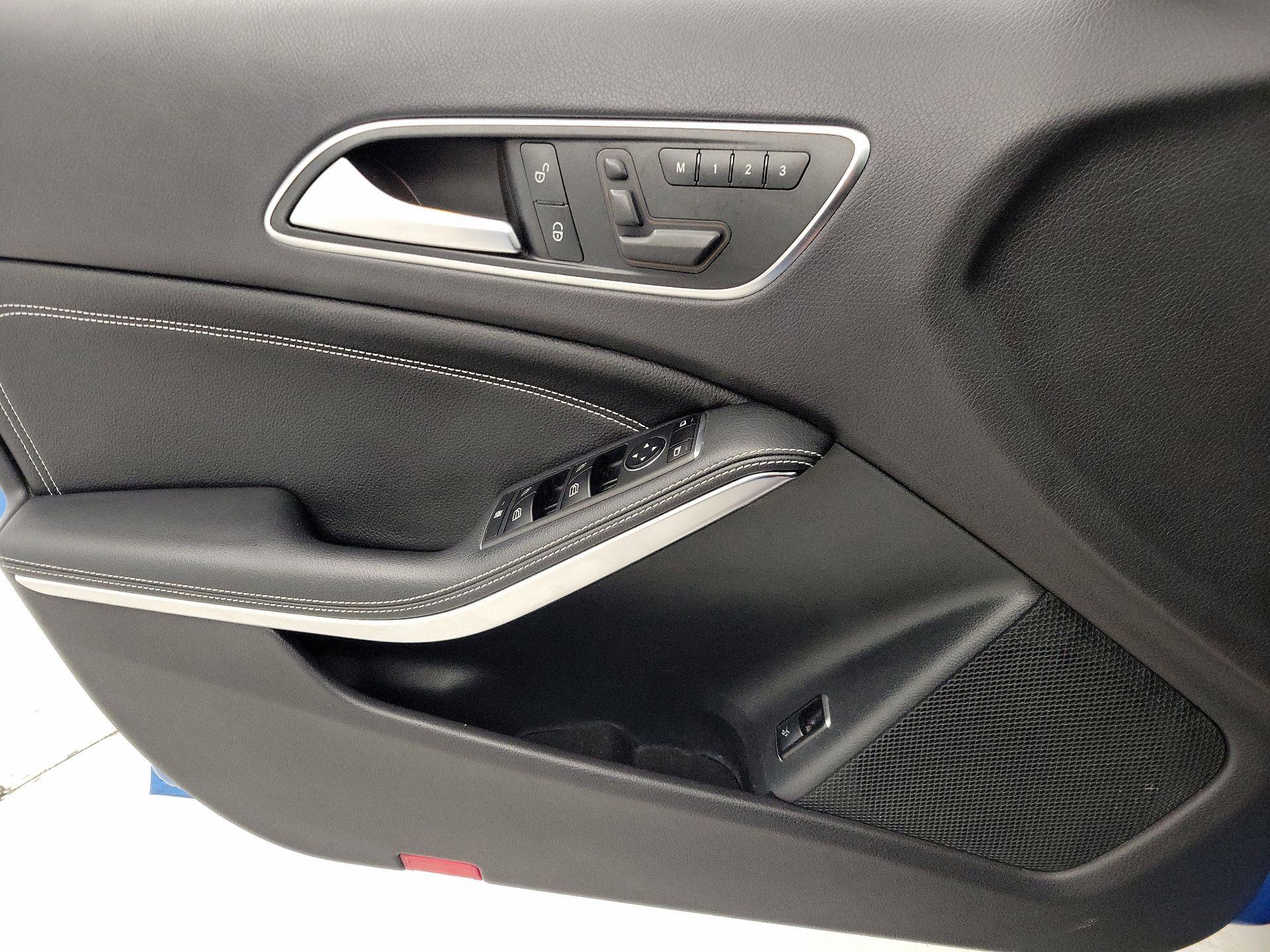 Thumbnail: 2015 Mercedes-Benz GLA - 12