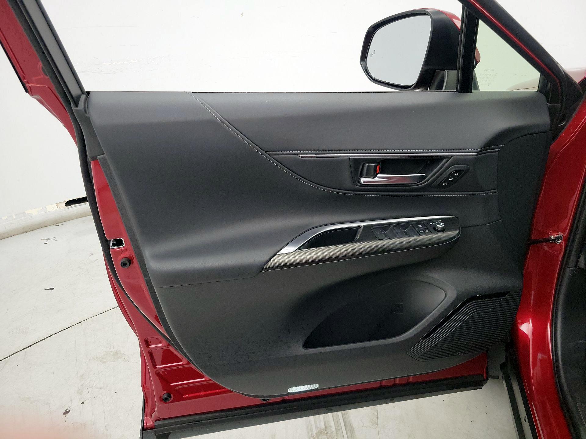 Thumbnail: 2022 Toyota Venza - 12