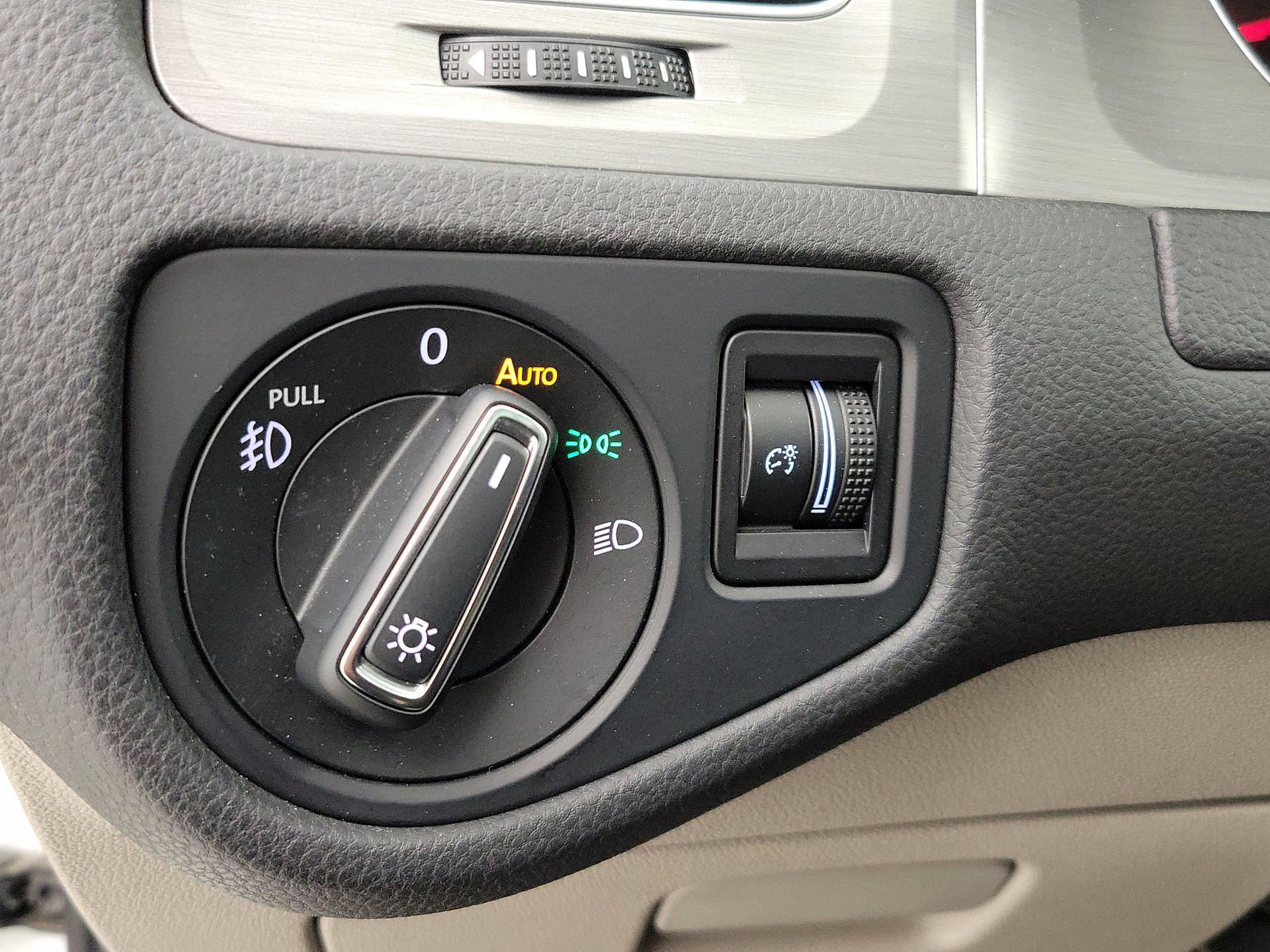 Thumbnail: 2015 Volkswagen Golf - 13