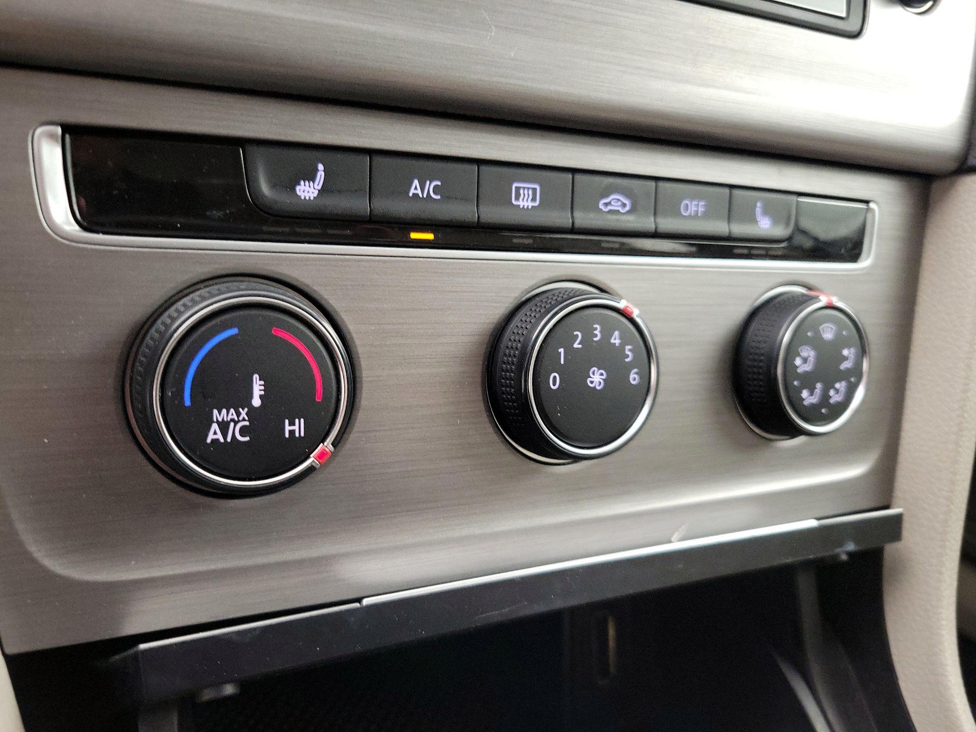 Thumbnail: 2015 Volkswagen Golf - 16