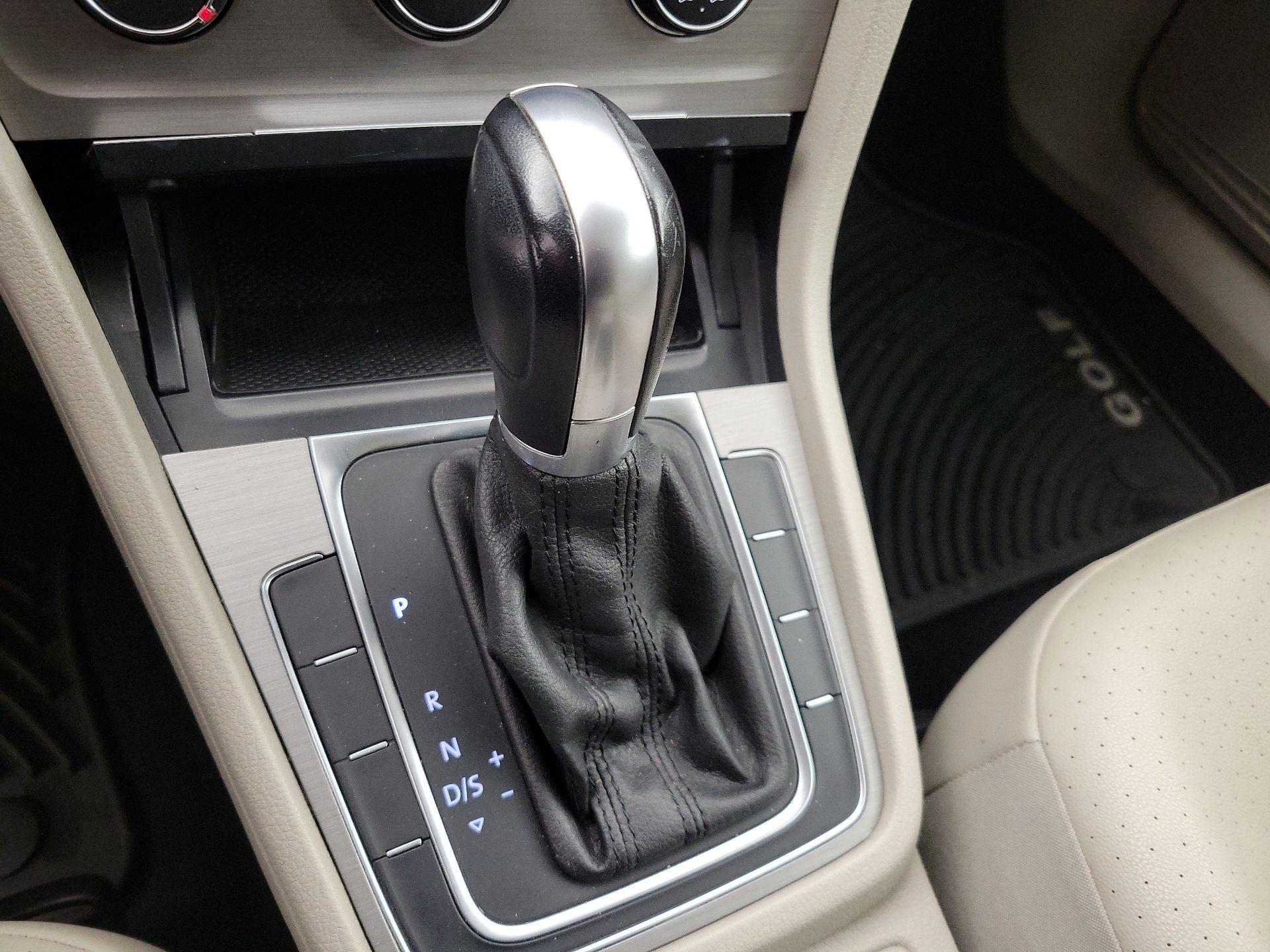 Thumbnail: 2015 Volkswagen Golf - 17