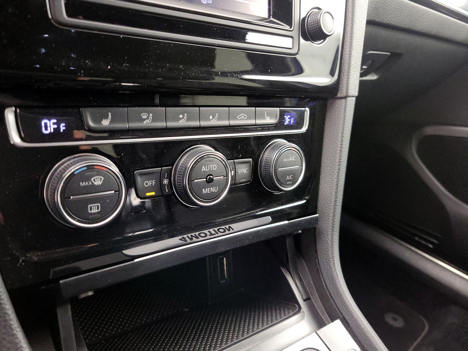 Thumbnail: 2015 Volkswagen Golf - 16