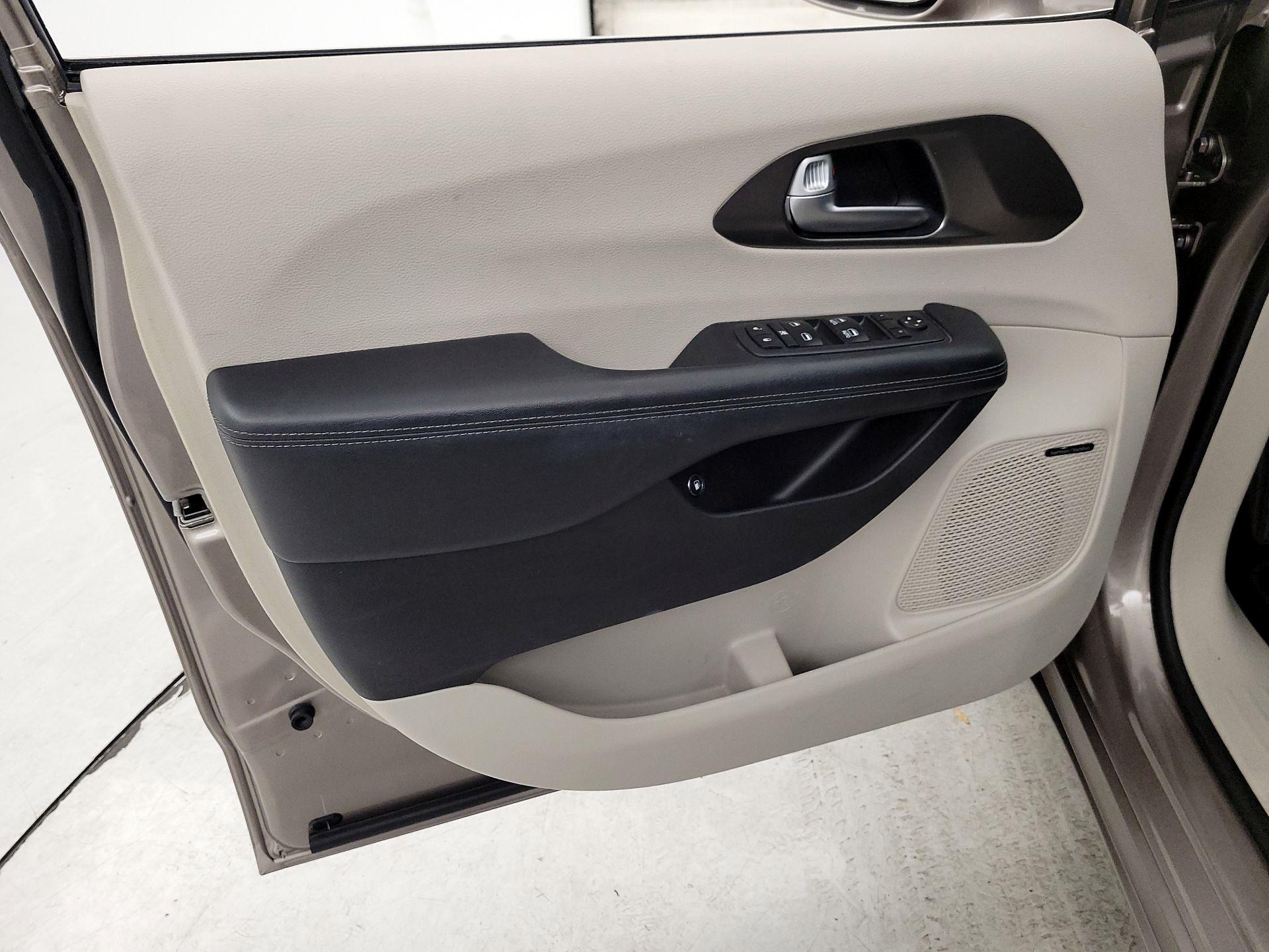 Thumbnail: 2018 Chrysler Pacifica - 12