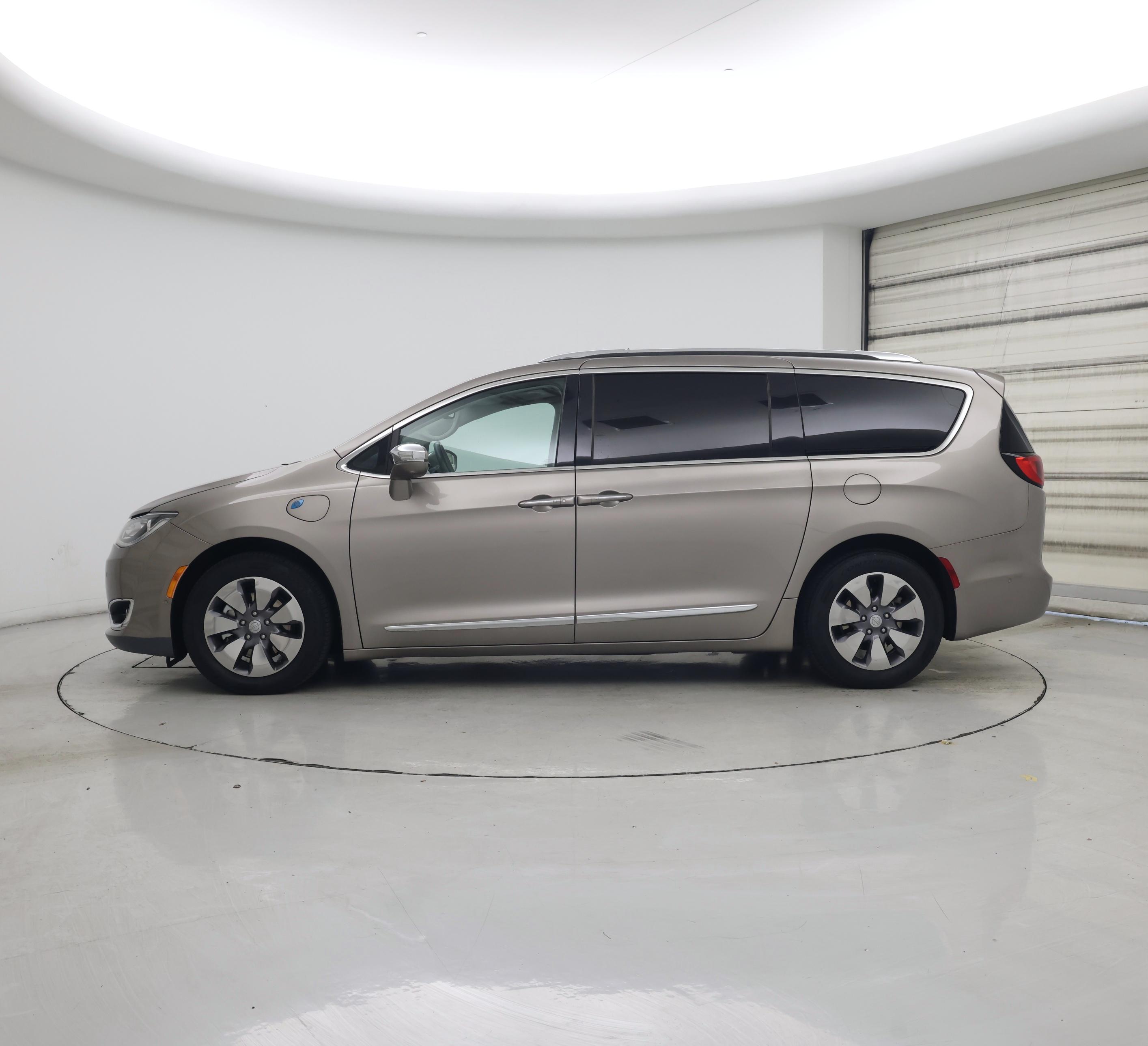 Thumbnail: 2018 Chrysler Pacifica - 3