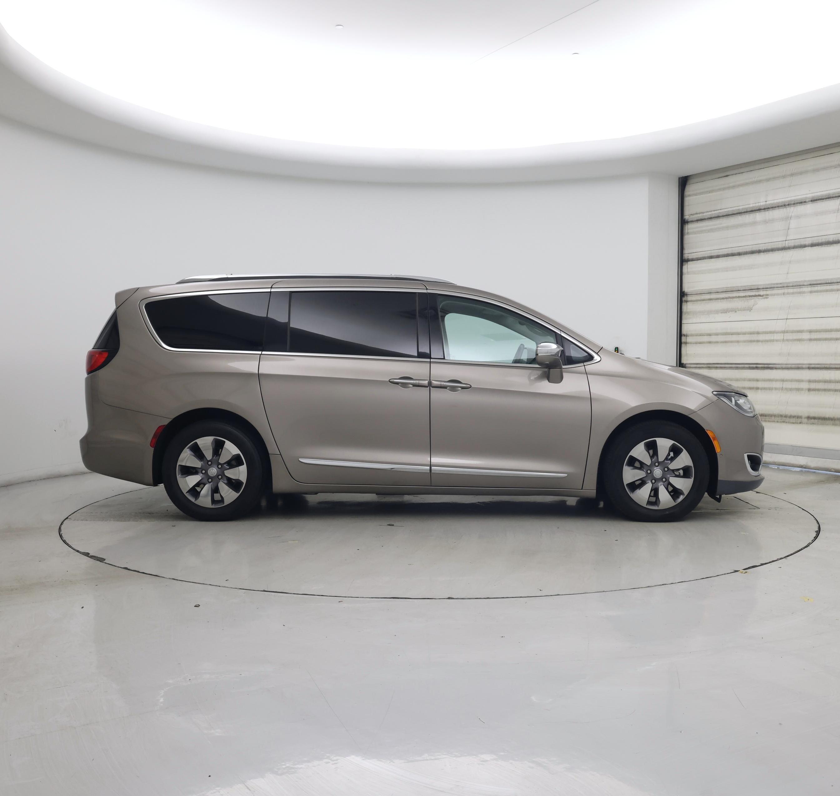 Thumbnail: 2018 Chrysler Pacifica - 7