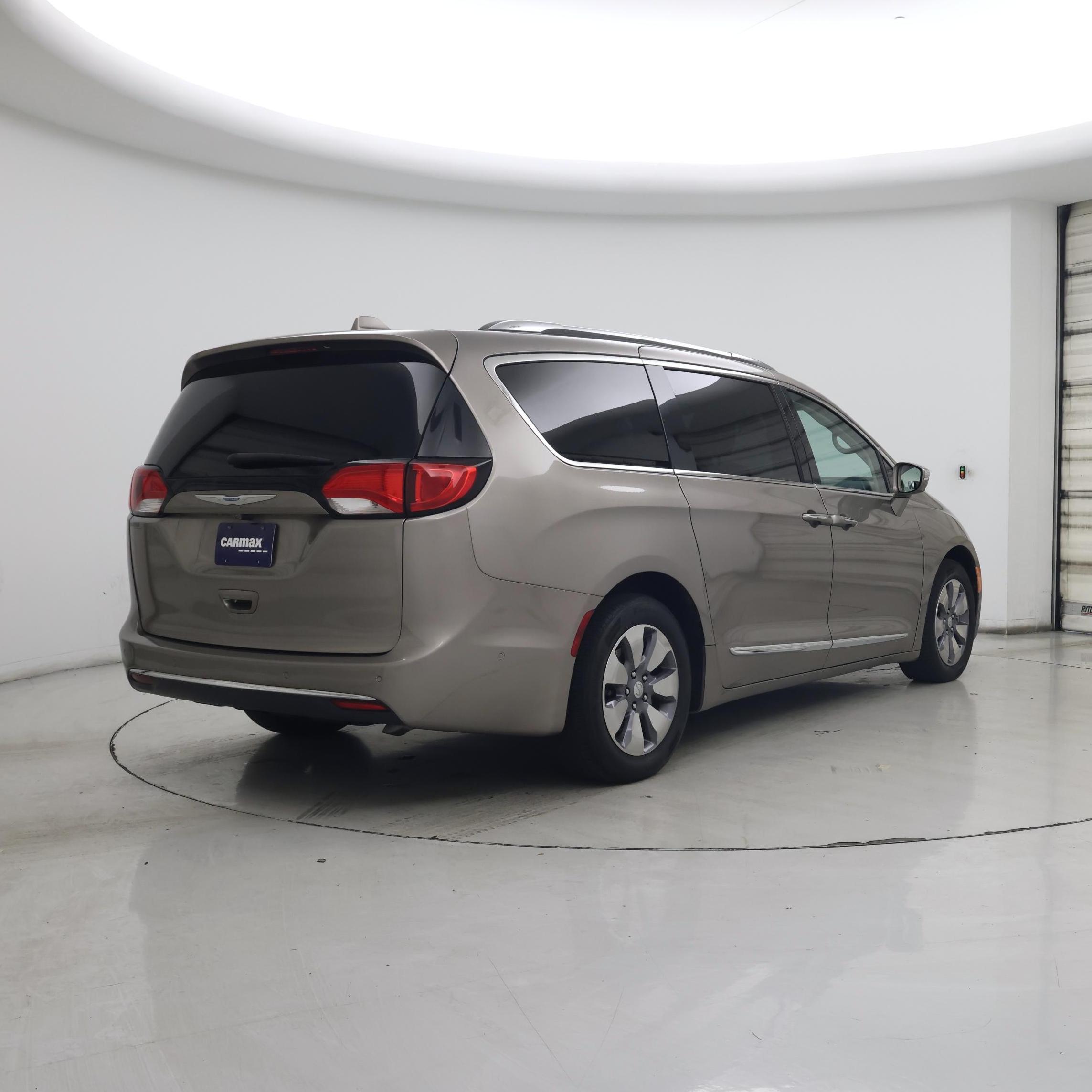 Thumbnail: 2018 Chrysler Pacifica - 8