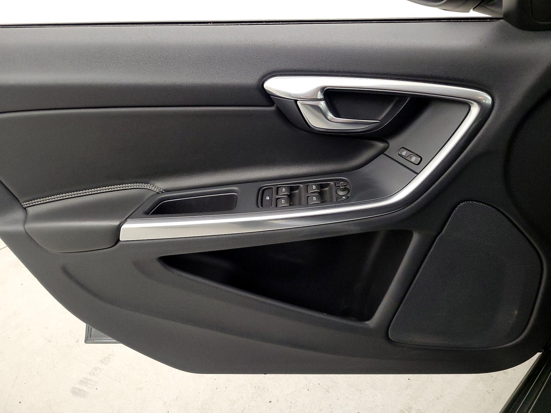 Thumbnail: 2018 Volvo V60 - 12