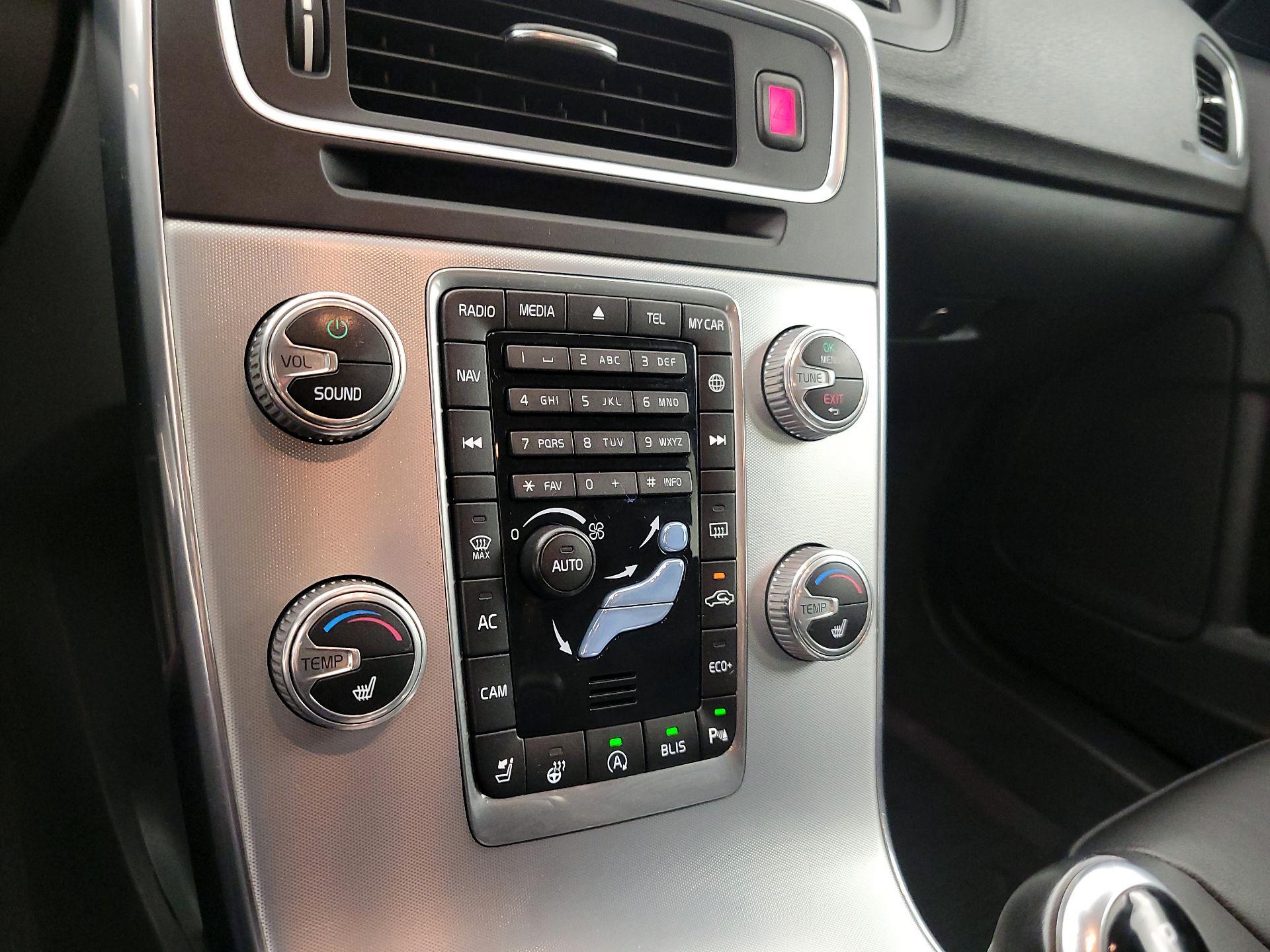 Thumbnail: 2018 Volvo V60 - 17