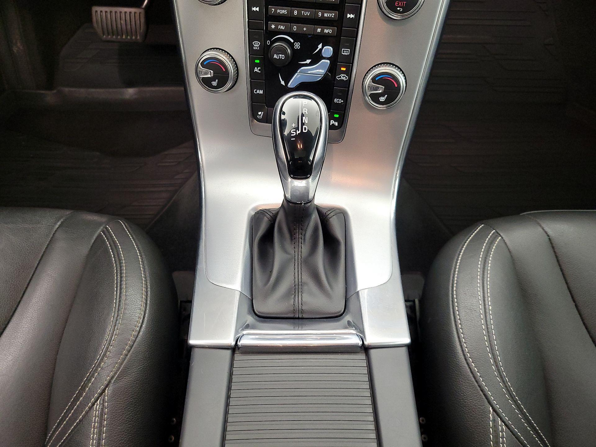 Thumbnail: 2018 Volvo V60 - 18