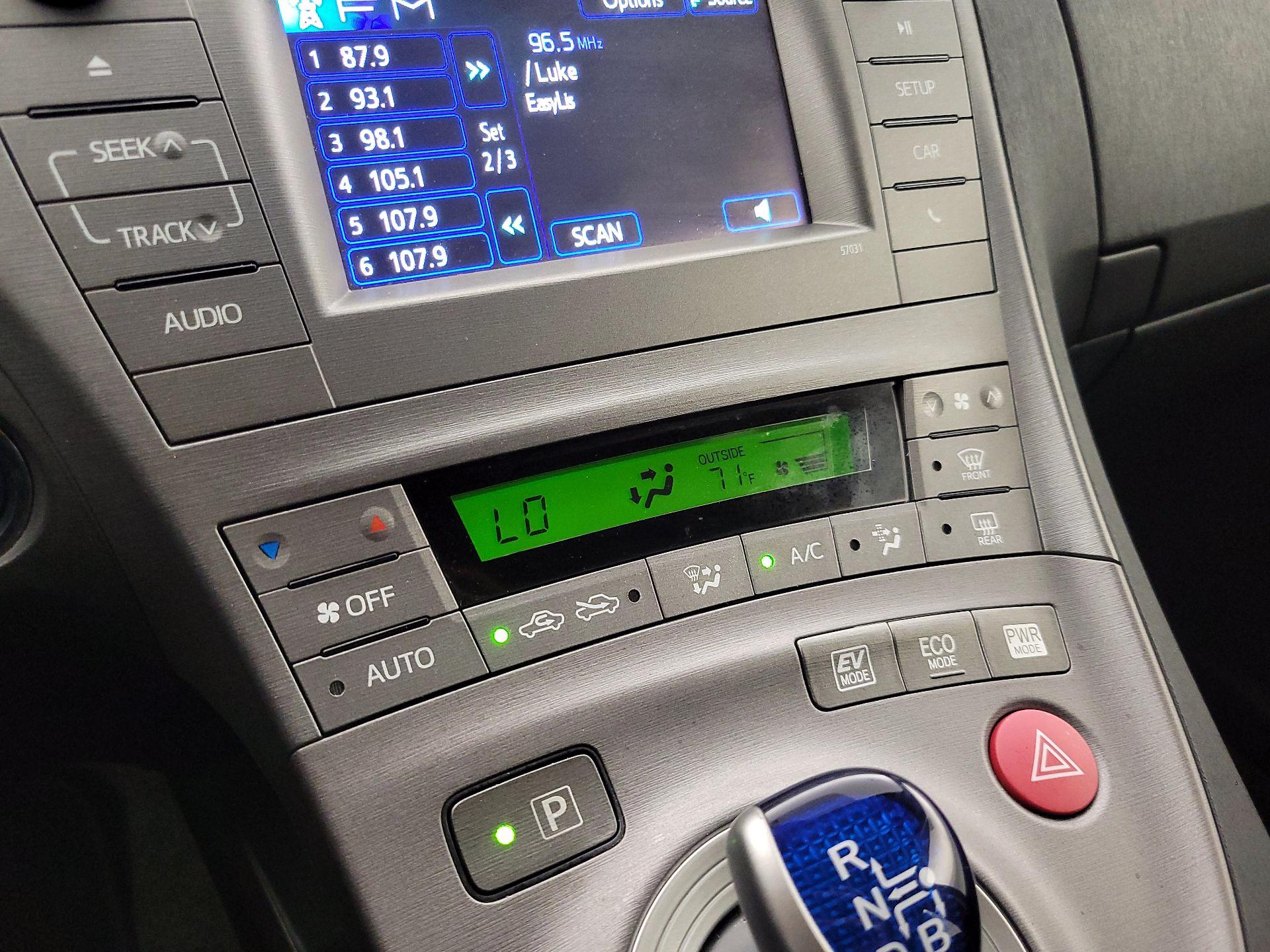 Thumbnail: 2015 Toyota Prius - 16