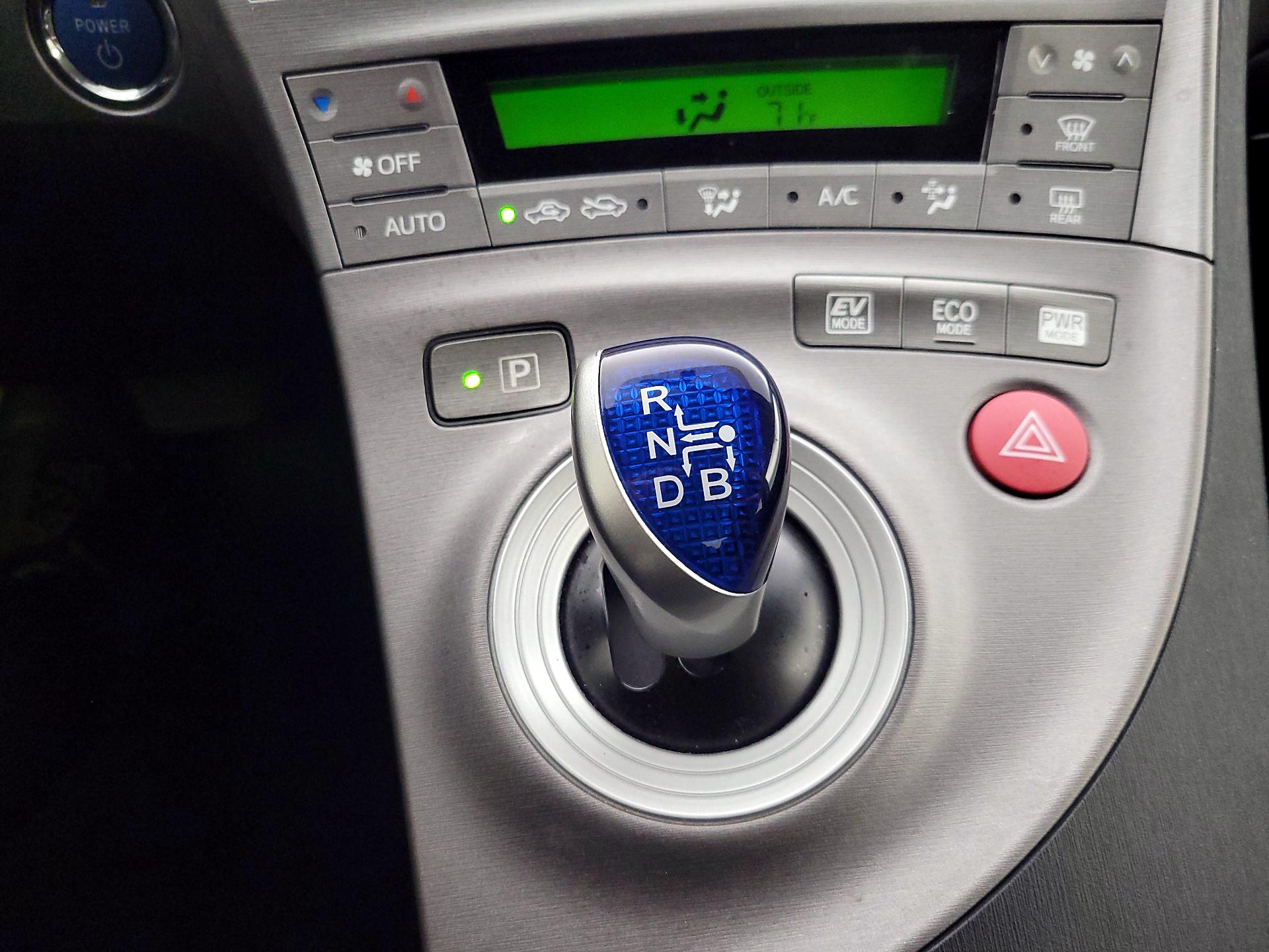 Thumbnail: 2015 Toyota Prius - 17