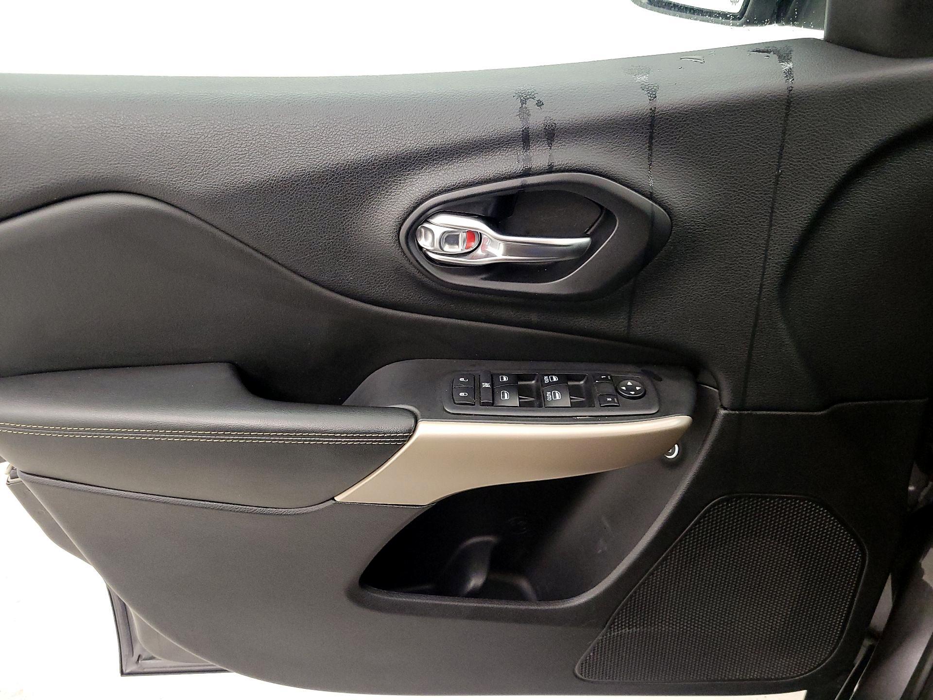 Thumbnail: 2018 Jeep Cherokee - 12