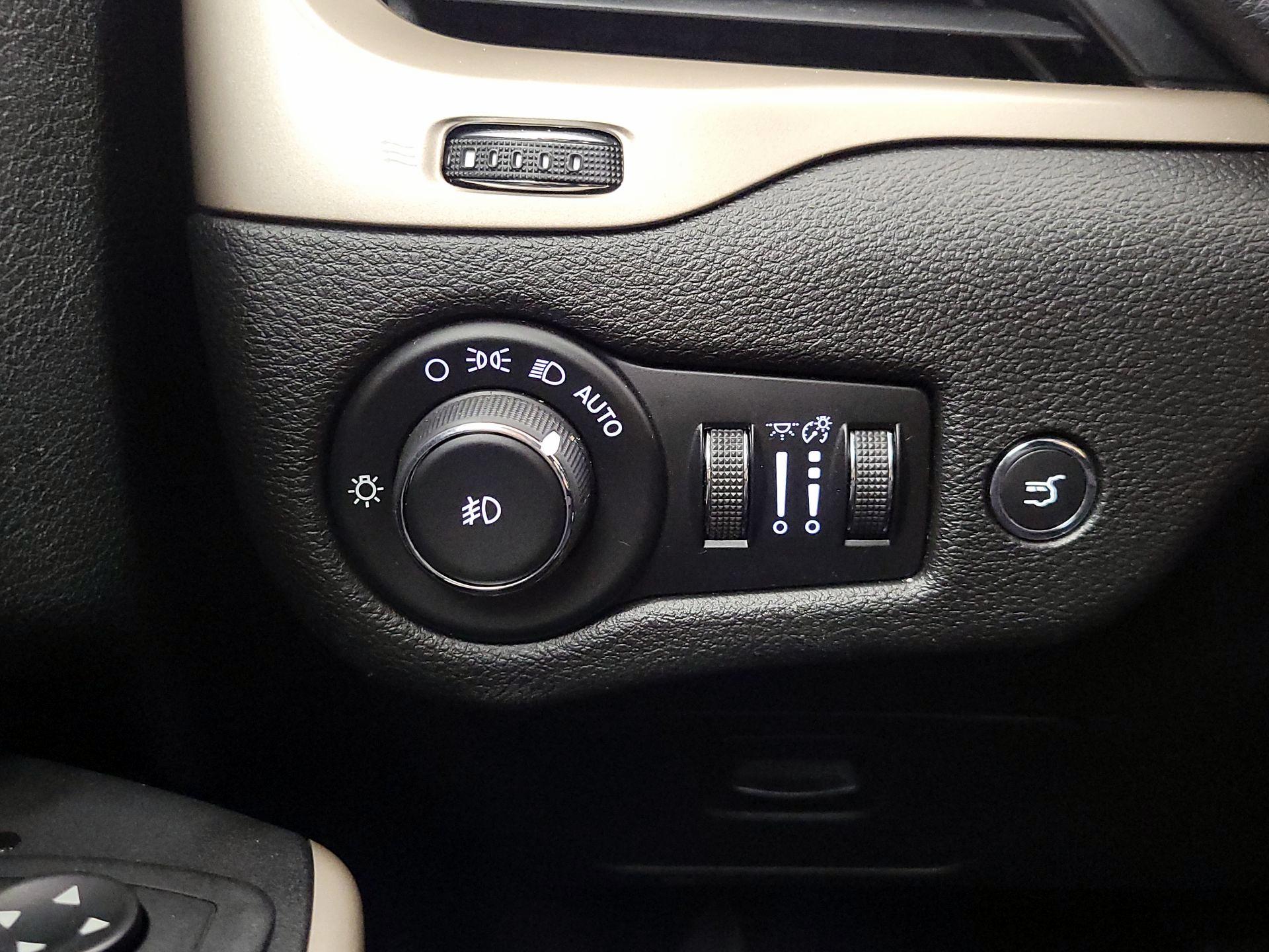 Thumbnail: 2018 Jeep Cherokee - 13