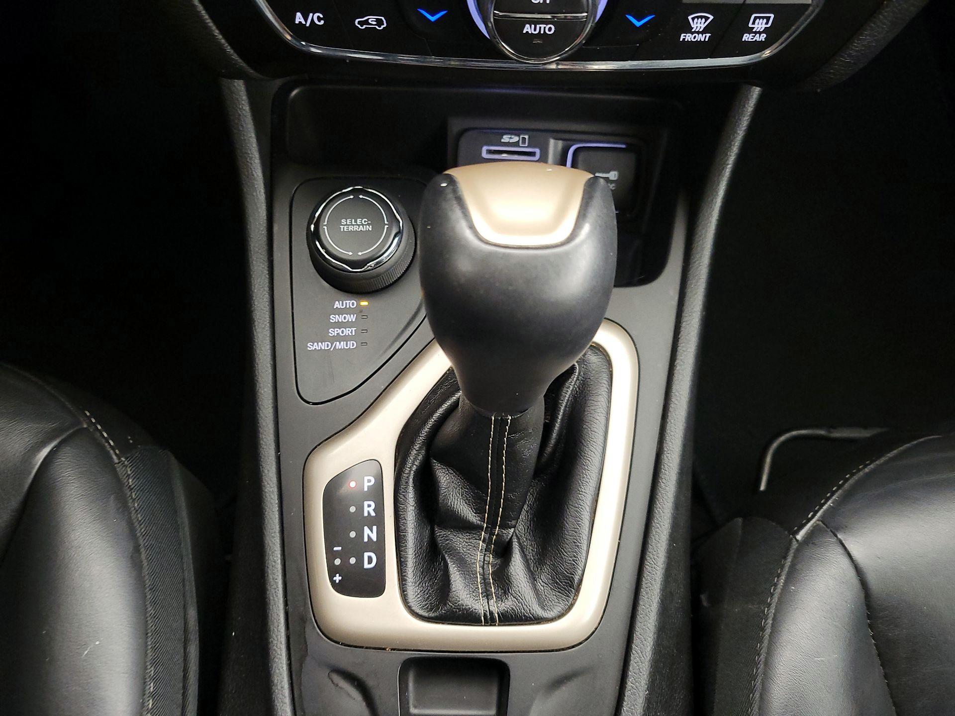 Thumbnail: 2018 Jeep Cherokee - 17