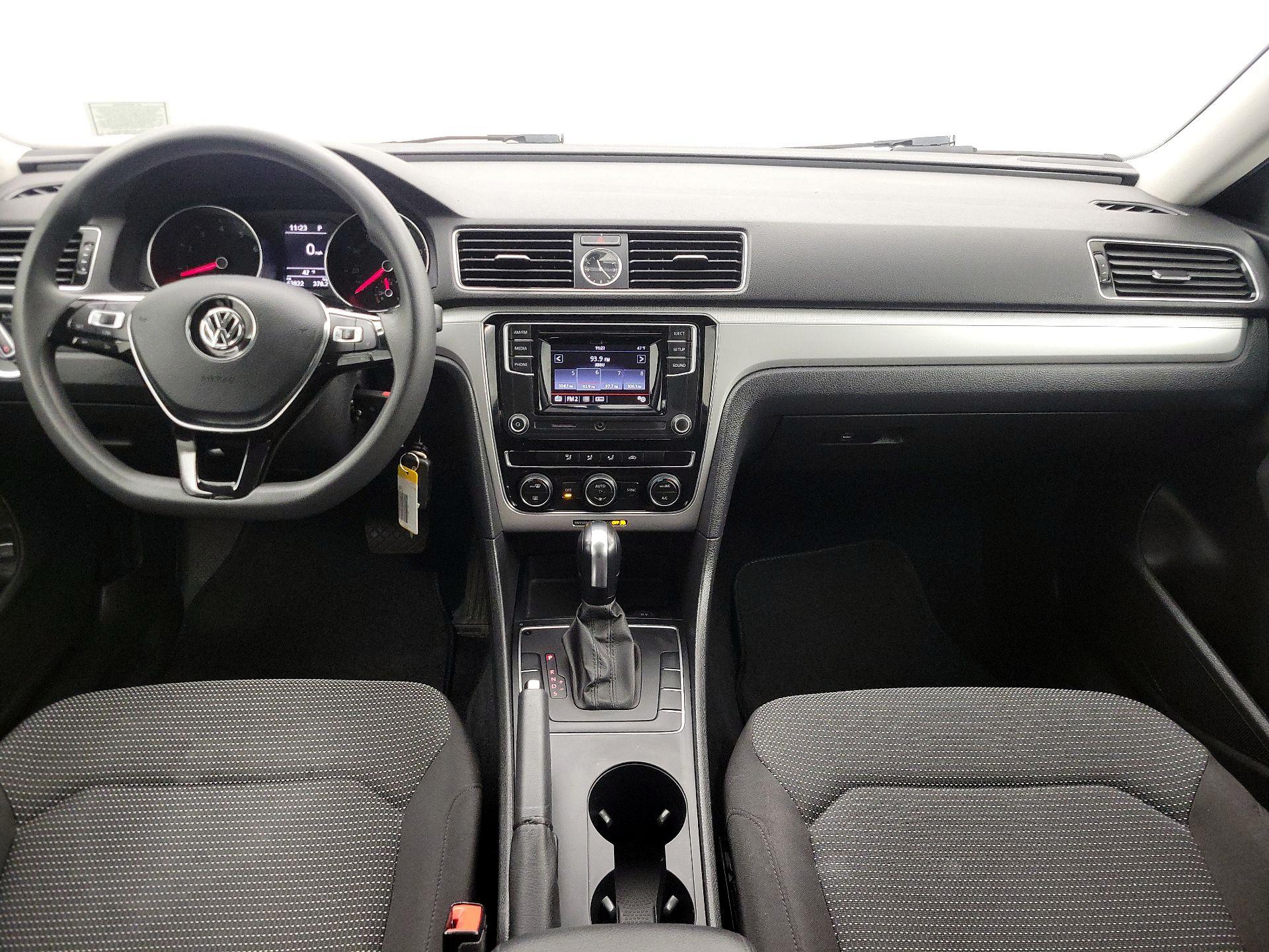 Thumbnail: 2016 Volkswagen Passat - 9