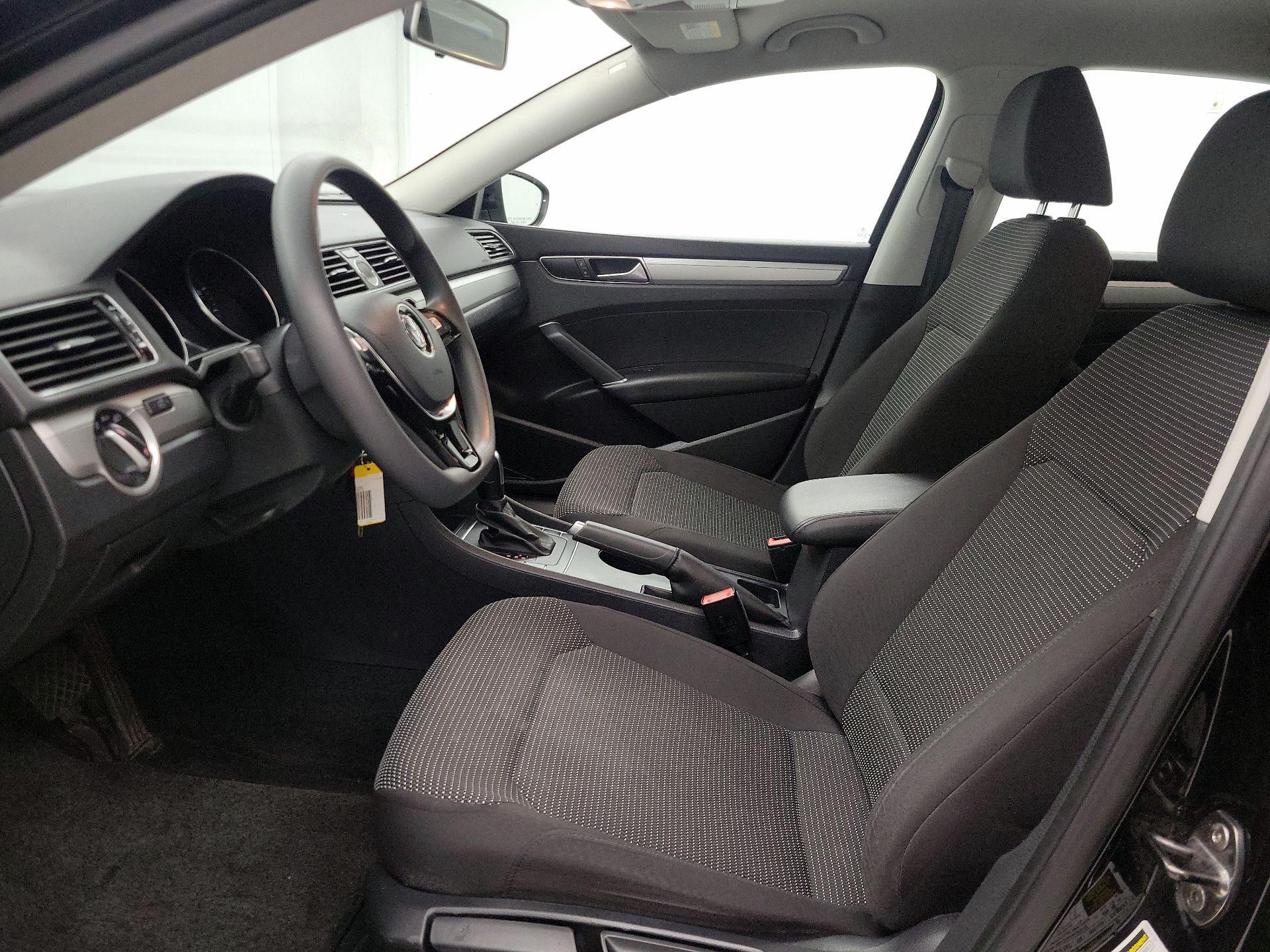 Thumbnail: 2016 Volkswagen Passat - 11