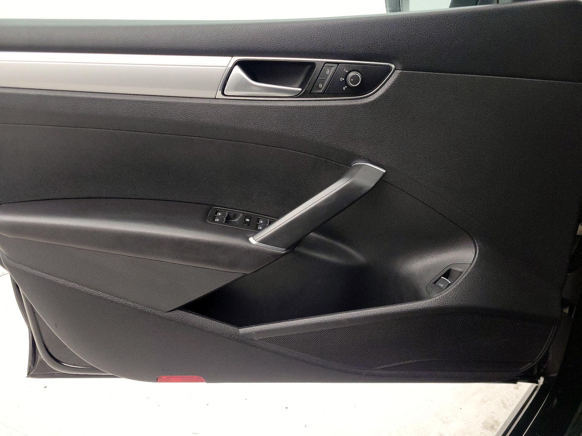 Thumbnail: 2016 Volkswagen Passat - 12